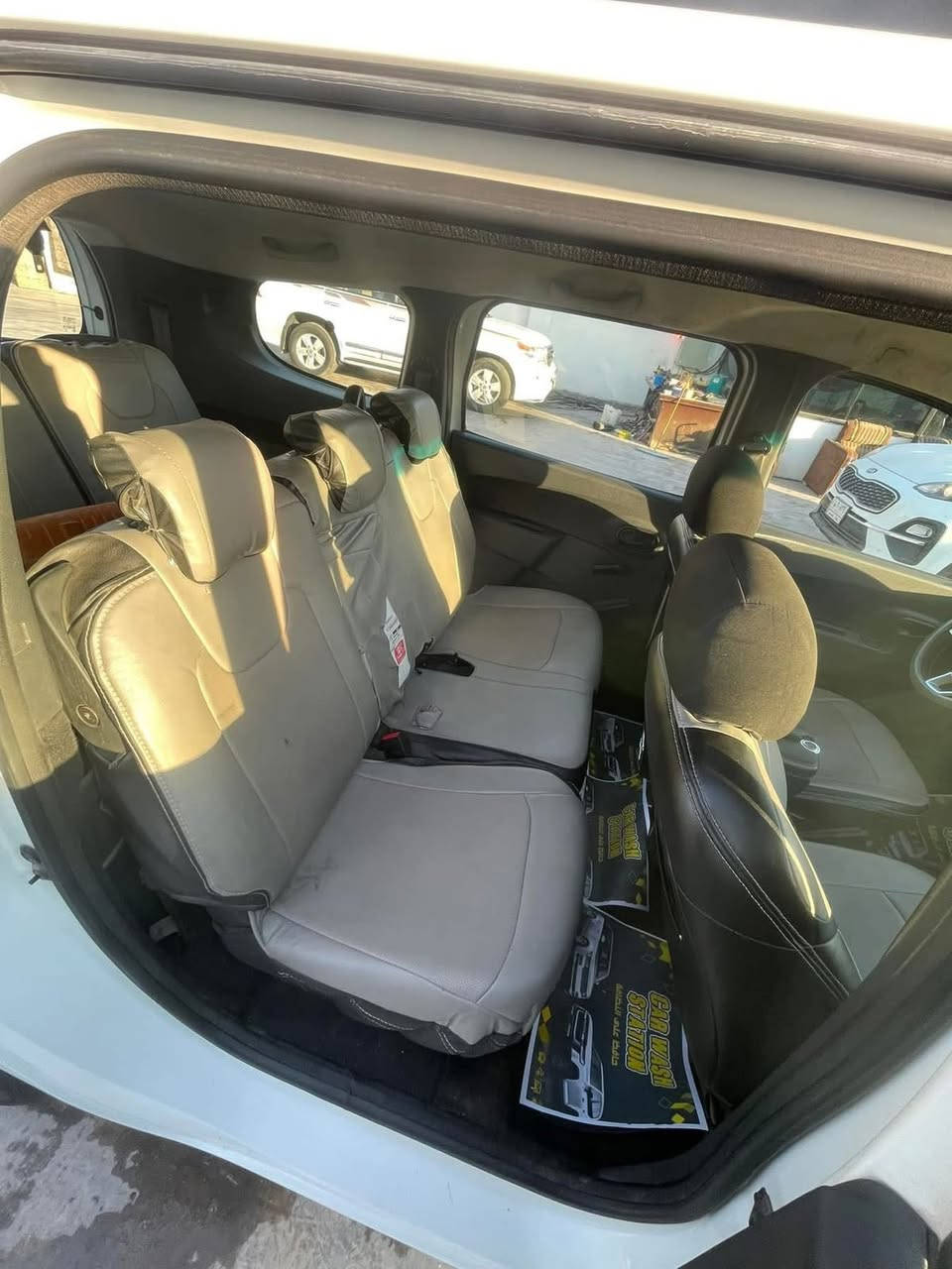 السلام عليكم رينو لودجي موديل ٢٠٢٠ سيارة نضيفه وحلوه بيها طخه بسيطه لاصبغ ولامعجون مكفولة شاشة وكامرة خلفية وسيارة جاهزة وكاملة سيارة وكالة مو تحويل اضمن الك كلشي  مكان السيارة ديالى يم معارض جديدة الشط  
***********
السعر 100وبيهة مجال
