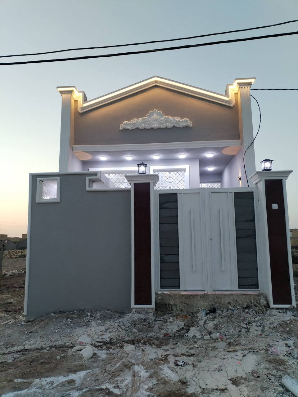 تحيه طيبه مشتمل مساحته 100م نزلت الوائليه يحتوي علا غرفه وصاله واستقبال ومطبخ وصحيات خارجيه وداخليه  اساس رفته كله طابوك  حديث غير مسكون مرقم من قبل البلديه لسعر 38وبي مجال للستفسار ***********
