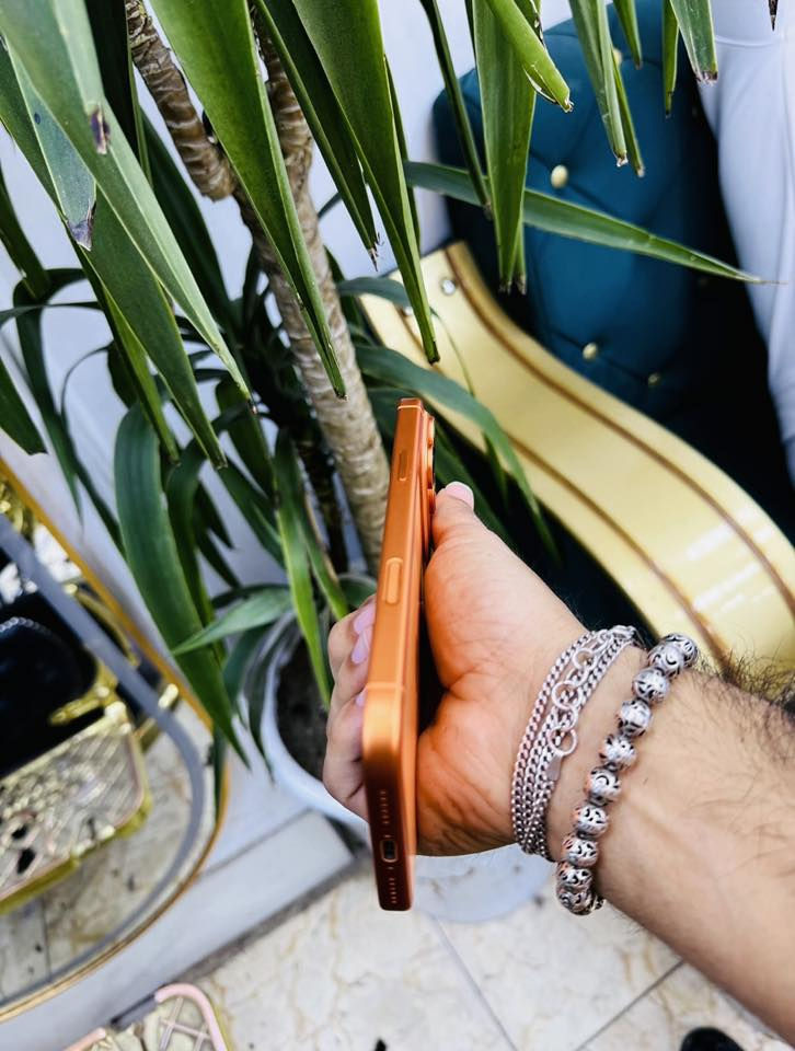 السلام عليكم ايفون 17 برو ماكس 

ضمان ماستر شرق اوسط شريحة 

بطاريته 100 
النظافه 100 مشحون 58 مره 
غراضه كامله بيع او مراوس 

سعره 2175 الف مكاني بغداد الغدير 

*********** واتساب
