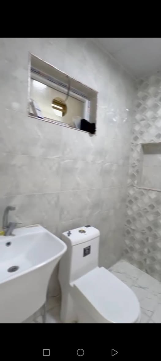 السلام عليكم يوجد مشتمل للبيع مساحة 75متر يحتوي على ثلاث غرفة نوم وصالةومطبخ وخدمات  بيت جديد ارضية مرمر درجة اولا موقع ممتاز ديوان المخابرات قرب حي جهاد السعر مناسب الاستفسار على هذا الرقم ***********
