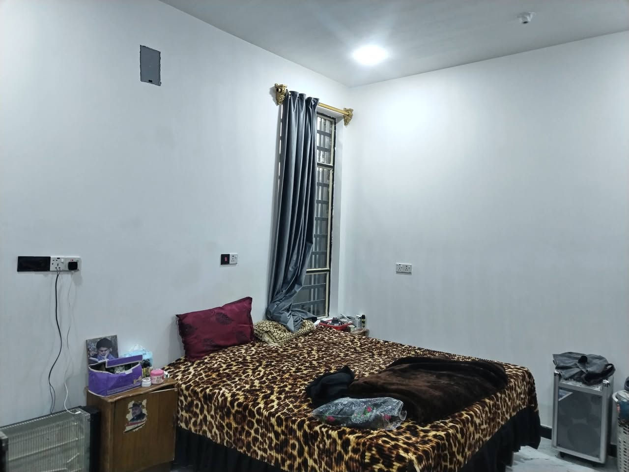 مشتمل للبيع مساحة 100 متر،في السفحة الثانية بصف الركن على ساحة خضراء  قريب علة شارع احمد الوائلي بناء حديث سنة البناء 2026 رقم العقار 8590 طابو صرف استقبال ومطبخ وصالة وغرقة وحمام داخلي ولبيتونة علة كد الصالة
ينباع علمبادرة  ***********
