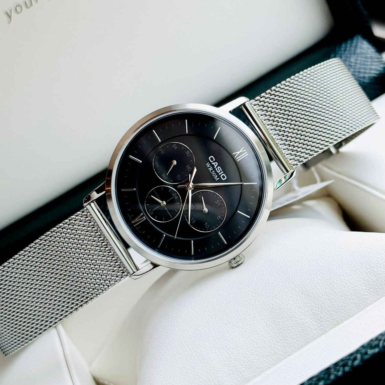 بسمِ الله ، والصَّلاة والسَّلامِ عَلَىٰ رَسُولِ اللهِ  ﷺ.🌿
#مــزاااااد
ساعة #كَاسيو الأصلية ✅
ساعة كاسيو الأصلية، ساعة تجمع بين المتانة والتصميم الانسيابي لتكون رفيقك اليومي في كل المناسبات😍

#يبدأ المزاد من 40$ والرفعة أقل شيء 5$ والتوفيق من الله للجميع 🤲🌸

 والسوم بالدولار$

#يبدأ من الآن و #ينتهي يوم غدٍ إن شاء الله الساعة الثالثة مساءً 

 ☑️ للأعتماد أولاً : أرسال العنوان الكامل ورقم التلفون .

والتوفيق من الله للجميع 🤲

🔹🇯🇵 CASIO 🇯🇵 🔹

🔴 المواصفات :
▫️ كاسيو الياباني الأصلي 
▫️رجالي MTP-E321M-1AV
▫️​تصميم ملكي: مينا أسود عميق 
▫️ مؤشرات رومانية (XII و VI) تمنحك هيبة وحضوراً لافتاً.
▫️​سير ستيل شبكي ناعم جداً على المعصم
▫️​الدقة والوظائف:
 مزودة بـ 3 عقارب فرعية تعرض (اليوم، التاريخ، ونظام 24 ساعة) لتنظيم وقتك بلمحة واحدة
▫️​مقاومة للماء: تأتي بمعيار WR 50M 💦 
▫️ هيكل من الستانلس ستيل المقاوم للصدأ
سير ستانلس ستيل مقاوم للصدأ 
▫️كوارتز بطارية
▫️ قطر الساعة تقريباً 44.3 مم

🔹الحاله جديد بالستيكرات 😍
وتكدرون تبحثون على تفاصيلها أكثر 🌹

🔸 تأتي مع العلبة+الضمان + العلاكة.. 

🚖 يوجد توصيل الى جميع محافظات عراقنا الحبيب 🚖


**إذا كنت صاحب هذا الإعلان وتريد حذفه لأي سبب، رجاءا أرسل رسالة إلى الدعم الفني**