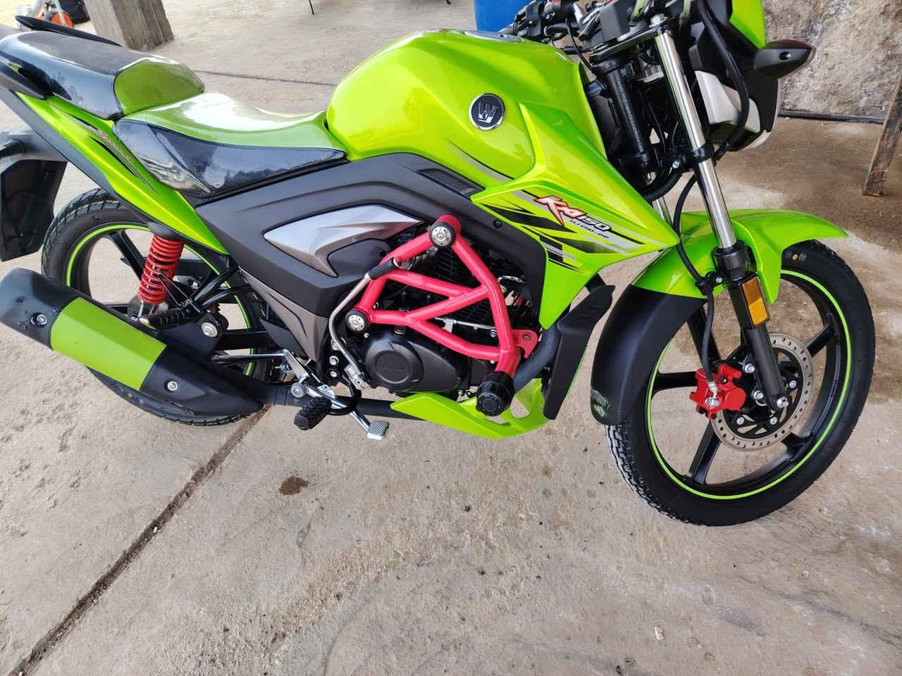 سلام عليكم دراجه هاوجي موديل 23 للبيع مسجله وكامل ارقام انكليزي وصارلي شهر من شديده الله شاهد يعني النضافه ماحجيلكم عنها مكان الدراجه خمسه كيلو  وهذا رقمي *********** السعر (20) ولي ماعجبه مامجبور لايعلق ولا يشتري
