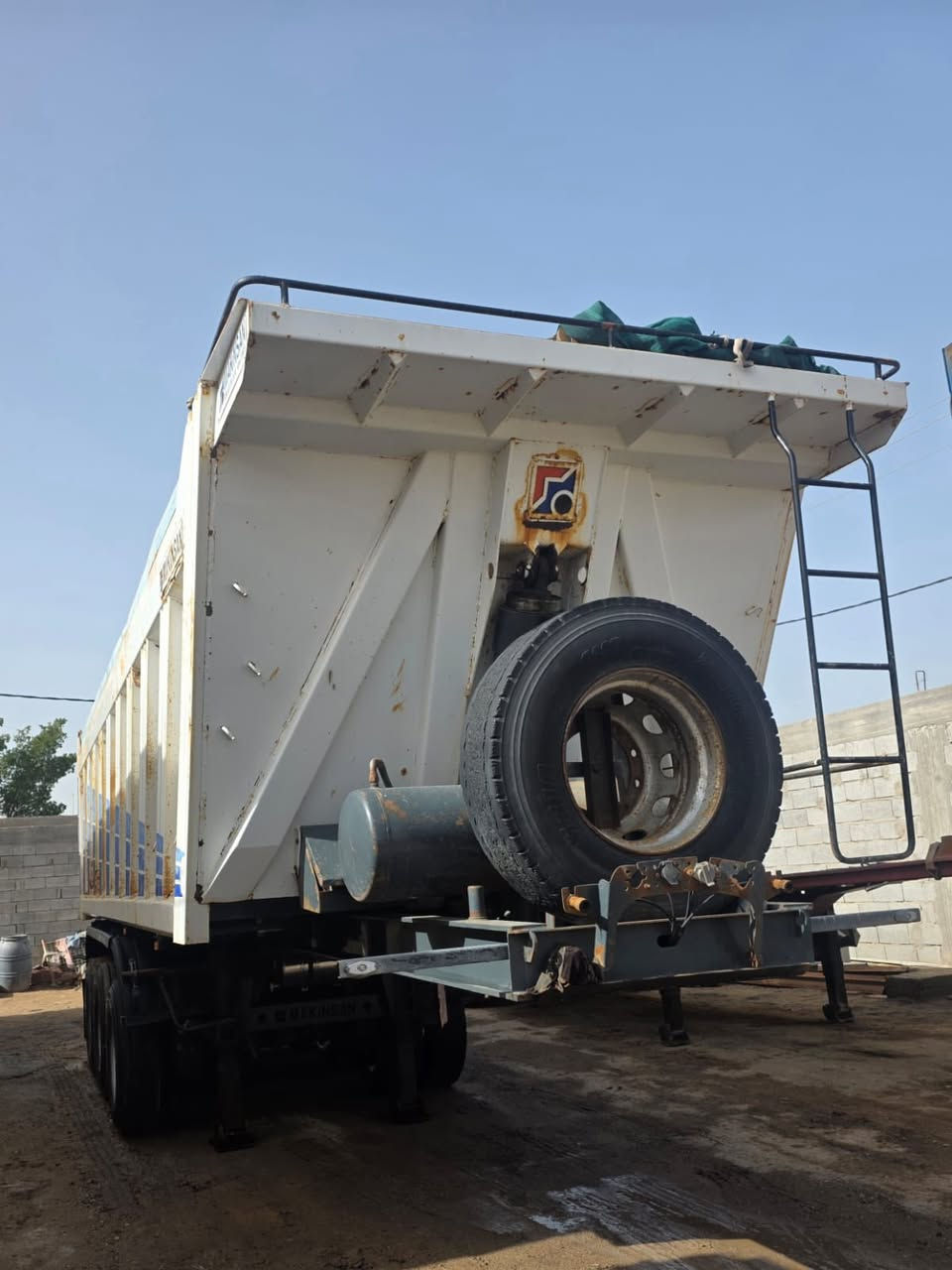 عربانة ماكنيسان 2015 كفالة تخم حدادية  وتخم تاير ذرعه 27م بلاد 30 ويه التعلاوة  الاتصال ع الرقم 
***********
