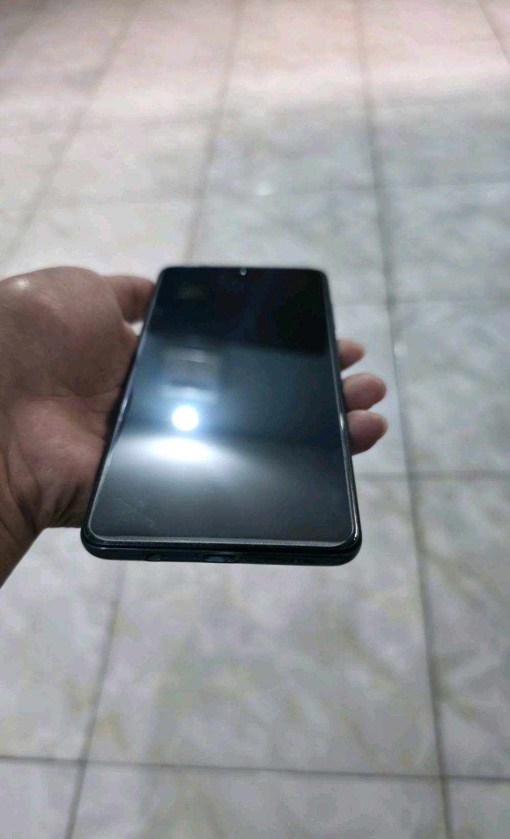 📍العنوان بابل-حلة/ نادر الاولى
- هاتف 128/8GB Samsung Galaxy A71 5G.
- مستعمل نظيف جدا بدون خدوش او كسر او فطر بالجهاز 
- الجهاز يدعم شريحتين سيم كارد dual sim card
- مساحتة 128GB قابل للزيادة حتى 512GB عن طريق رام sd card
- ذاكرة عشوائية Ram 8GB
- معالج الجهاز سنابدراگون Snapdragon 730 معالج ادائة جيد جدا
- شاشة الجهاز ممتازة Super AMOLED plus
- الجهاز يحتوي على بصمة شاشة مدمجة optical
- الجهاز يحتوي فتحة سماعة 3.5 audio jack
 الموبايل يحتوي على كاميرات قوية وهي : 

1 - كاميرة 64MB واسعة wide عالية الدقة تصوير فديو 4k بجودة ممتازة جداً
2 - كاميرة 12MB واسعة جداً ultra wide ممتازة 
5 - كاميرة 32MB سيلفي selfie camera بدقة ممتازة تصوير فديو 4k

- بطارية الجهاز 4500mah تكفي يوم كامل استعمال
- سرعة شحن 25w سريع جدا super fast charge
- الجهاز بدون علبة لكن يحتوي على شاحنة samsung اصلية تدعم شحن 25w سريع جدا  super fast charging 
- مع سماعات headphones مع الجهاز 
- اضافة الى خمسة covers للموبايل
- شاشة الجهاز تحتوي على لاصق شاشة اصلي نظيف ما بي اي عيوب