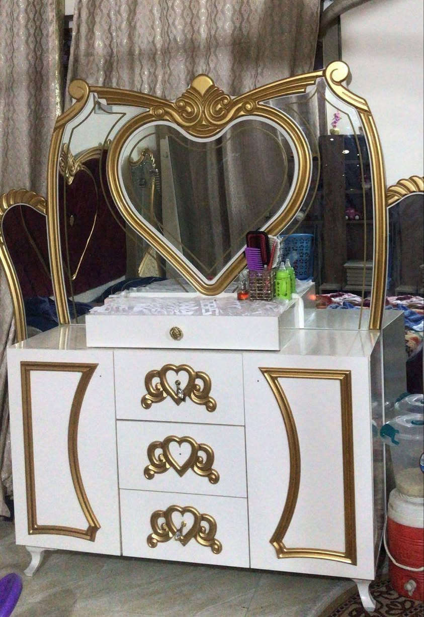 غرفه تركي 10 قطع نضيفه اي ضرر مابيه السعر ٦٠٠ وبيه مجال بسيط الشراي يتصل المكان بغداد العبيدي ***********
