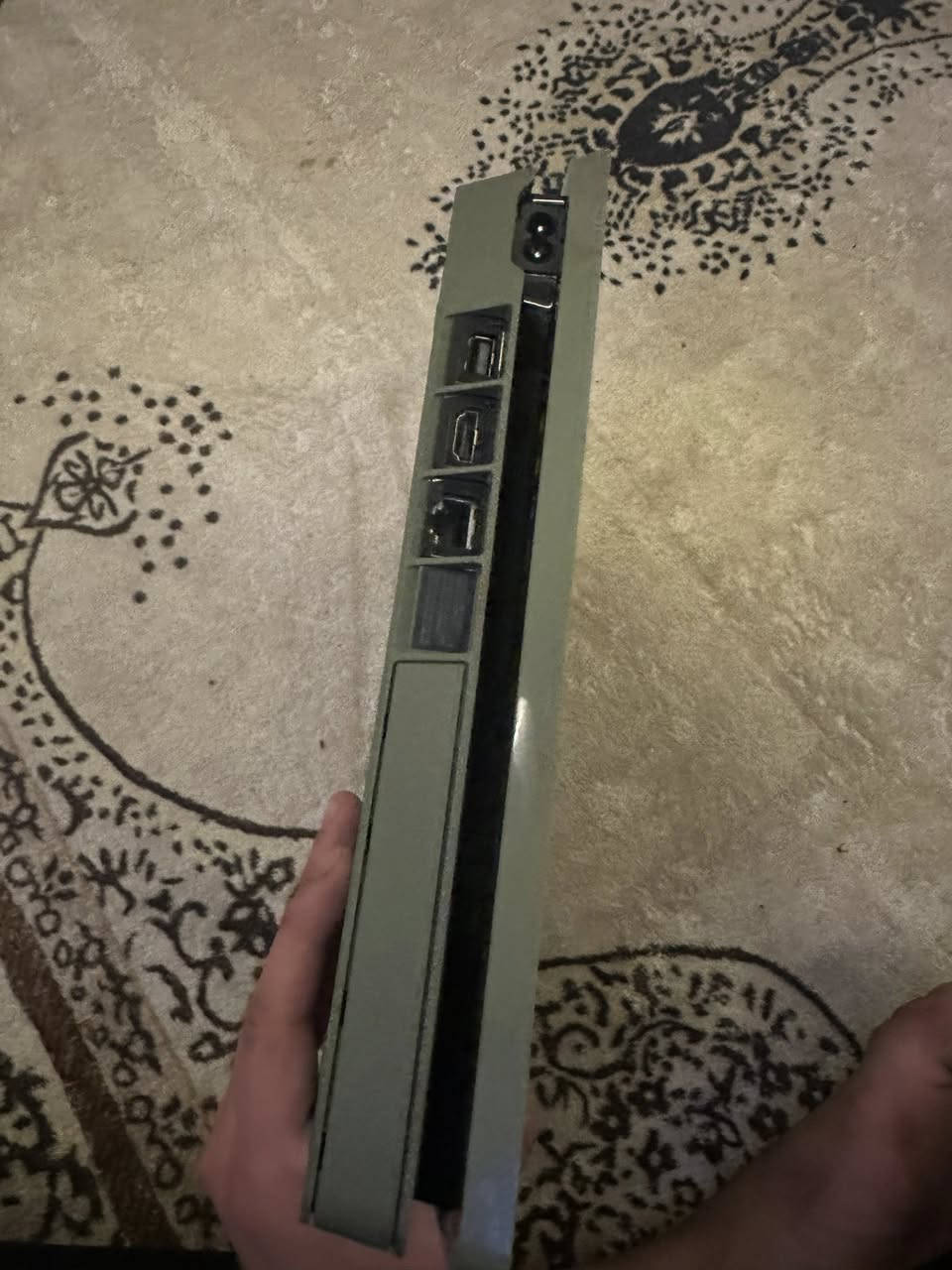 سلام عليكم 
بلي فور 4 سلم واحد تيرة
جهاز جديد ابد ممفتوح 
يدة اصلية جديدة 
سعرة 250
مكاني شعب حي سومر 
رقم .***********
