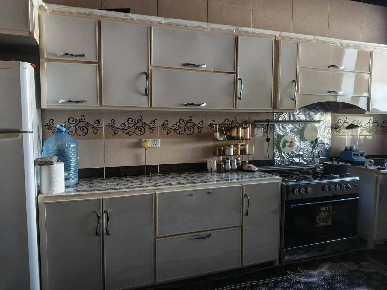 تم وصول كونتر المنيوم كلش نضيف 
مكان طباغ موجود ويه ثلاجه موجود
مراسه عله واساب أو خاص رقم موبايل ***********
هردي عادل
