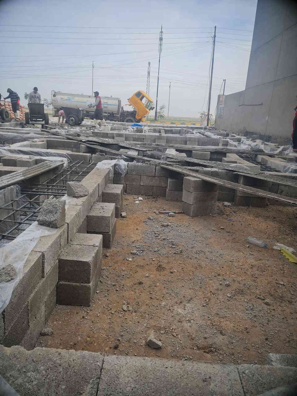 السلام عليكم مقاولات محدوده في تكريت ونواحيها  كرسته وعمل   تسليم مفتاح وعمل هندسي سعر المتر 300 الف كامل تسليم مفتاح بس هيكل سعر المتر 150 الف وتساب ***********
مواصفات البناء 
1تنظيف الموقع فرش طبقه سميكه من السبيس ورش وحدلها
2 صب البتلو مع التسليح في 8 شيش 16 م  في قياس 60 ارتفاع 
وعرض 60 

3بناء ابلوك مصمت 4صب السقف 20 سم ( 4 طابق ثاني مجووف.               5نوع الشيش ماس  )
6مجاري  نوع امل الشريف عراقي  
7تأسيس شبكة مياه نوع كيلدي او امل الشريف 
8تأسيس شبكة كهرباء واير اردني او سعودي 
9شبابيك بلاستك مع كتيبه حمايه حديد  10ابواب حديد ثقيل وتصميم عصري الخارج 
11السيراميك سوبر 
12الجص والبورك درجة اولى
13الابواب الداخليه تركي قاصه 
14ابواب الصحيات  pvc
15الدرج كرانيت   
16السطح شتايكر قياس 80×80 
17ارتفاع البناء 
الطابق الارضي 3 ونص متر 
الطابق العلوي   3 وربع 
18الواجهة لبخ تقطيع ونقش مع قرض وا فرمستون// هاتف ***********\\ *********** مقاول تسليم مفتاح الدليم
