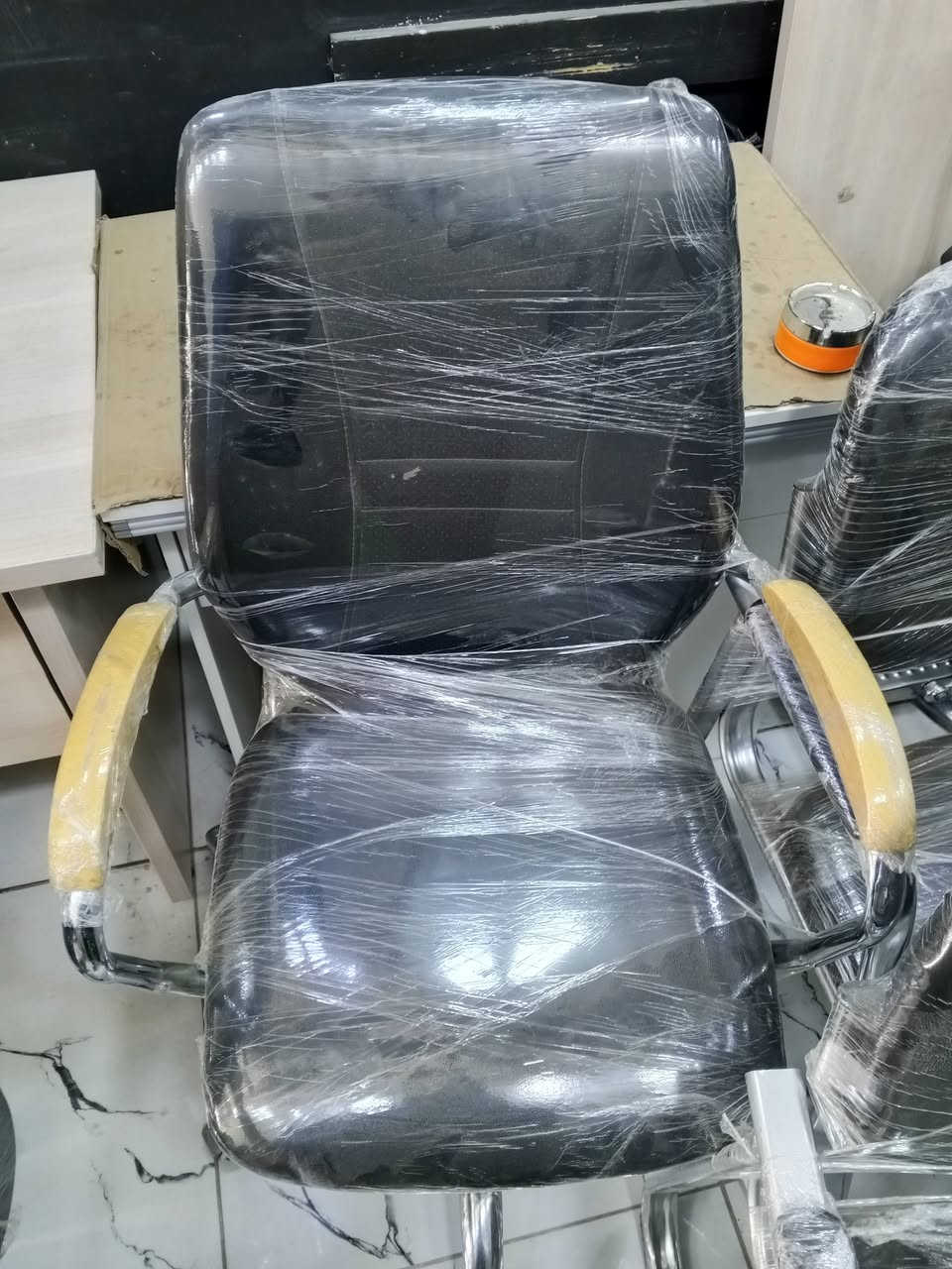 اميوزه مكتب مستعمل قليل مع كراسي دوارة عنوان بغداد مدينه الصدر قطاع 24 واتساب ***********
