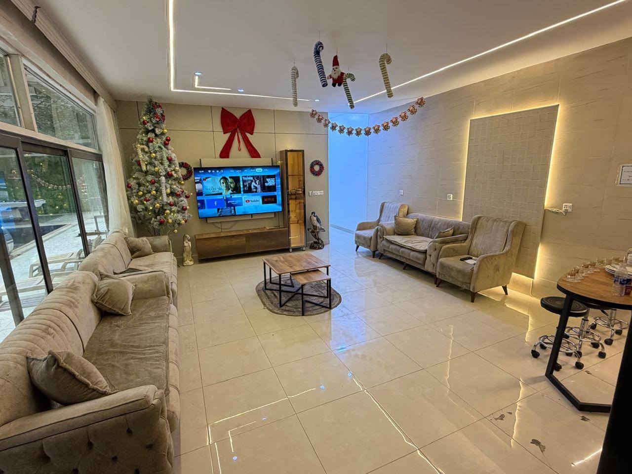 سلام عليكم يتوفر حجوزات في مزرعه نونه ومزرعه بطه كامله الخدمات مسبح مغلق بعرض ٥ ونزال ١٥ ودافي متوفر كافت وسائل العاب الكبار والصغار للاستفسار ***********
