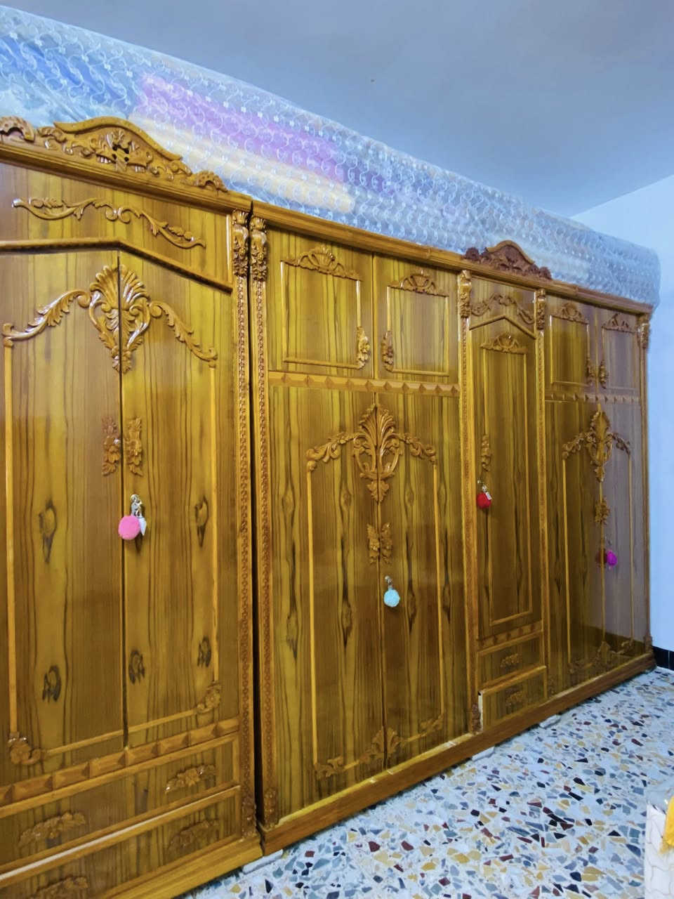 سلام عليكم غرفت خشاب جديده خشب من هاذه الثغيل الصلي السعر 1850 وبيها مجال  وهاذه الرقم ***********بي واتساب
