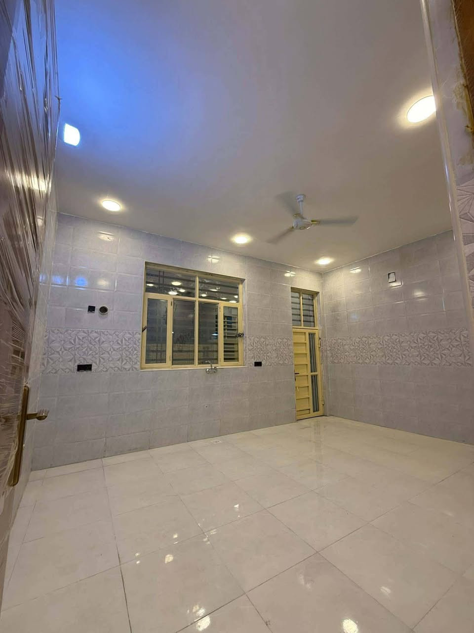 🏠   دار الــبــيـع الــغدير  🏠
قرب اسواق فطومه 
           المساحه (200)متر 20×10 
            يتكون الطابق واحد الارضي  
   غرفتين نوم وصالة+بيتونه 
              واستقبال ومطبخ ممر
وصحيات خارجية وداخلية 

  🛑للاستفسار مراسلة الصفحه او الاتصال
             (📲***********
