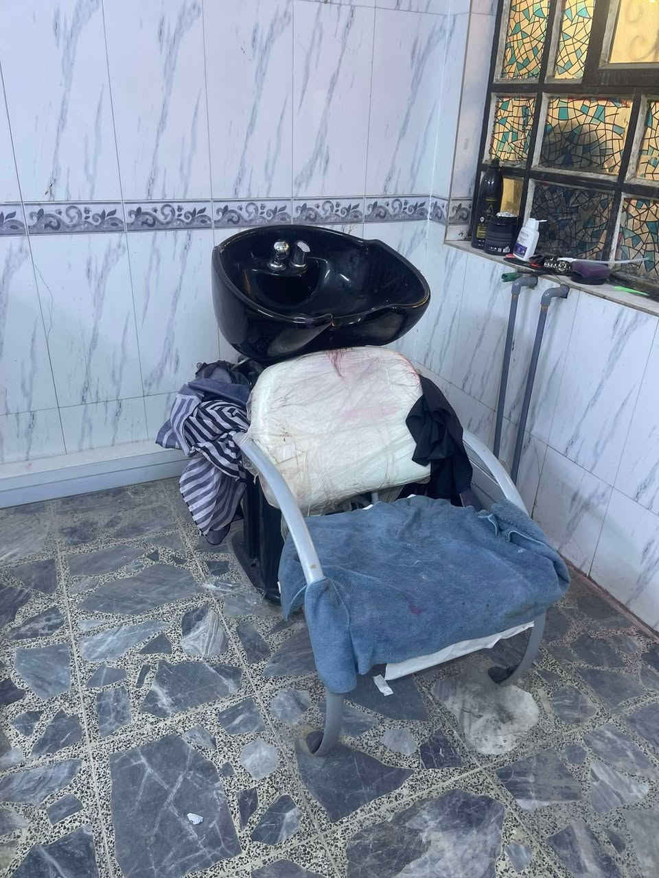 غراض مركز كامل للبيع كراسي 3 مرايات 3 كومدي 2 رف تعليك 2 سديه 1 جهاز بخار 1الهايدرو فيشل 1 مقسله 1 ميز كرلك 1 مع كراسي 2 منكير قدم 1 تواصل خاص ***********
