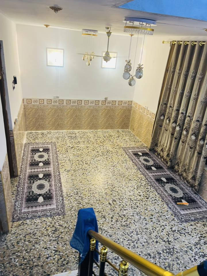 السلام عليكم 

بيت للبيع  كريطعةقرب ملعب السلام يتكون من غرفه ومطبخ وكيلدور وصاله حمام داخلي وصحيات خارجي وداخلي 

للاستفسار: ‭0786 741 2072‬
