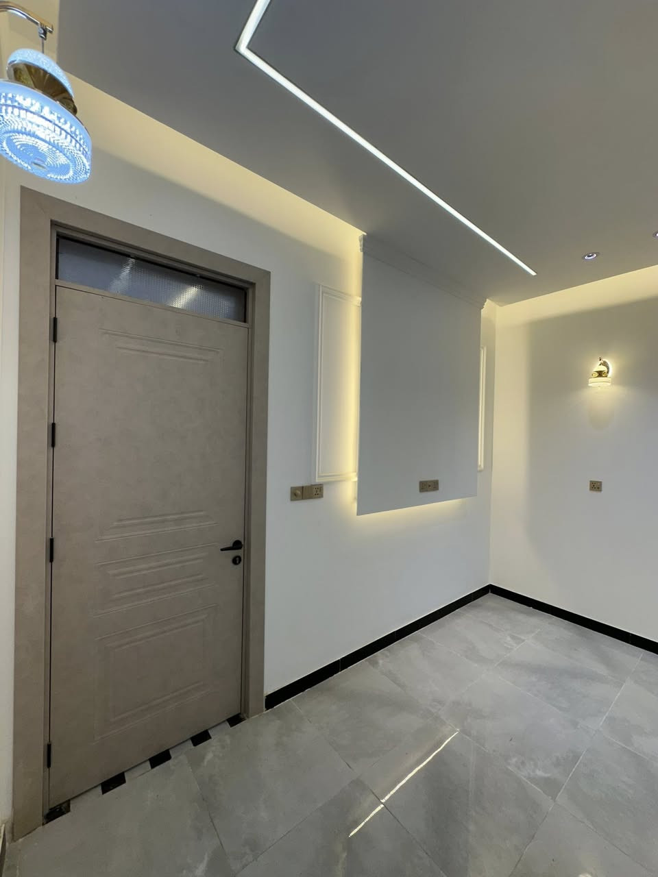 السلام عليكم
بيت في جمعيه النفط التعاوني المجمع الثالث نزله اعداديه الكوت المهنيه يبعد ١٠٠ متر عن شارع بغداد عرض الشارع ١٧ متر شارع رئيسي مساحه ٢٠٠ متر يحتوي على غرفتين وصاله وصحيات داخلي وخارجي ومطبخ وستقبال  خريطه جميله جداً بناء حديث غير مسكون  للتواصل *********** او *********** اتصال فقط
