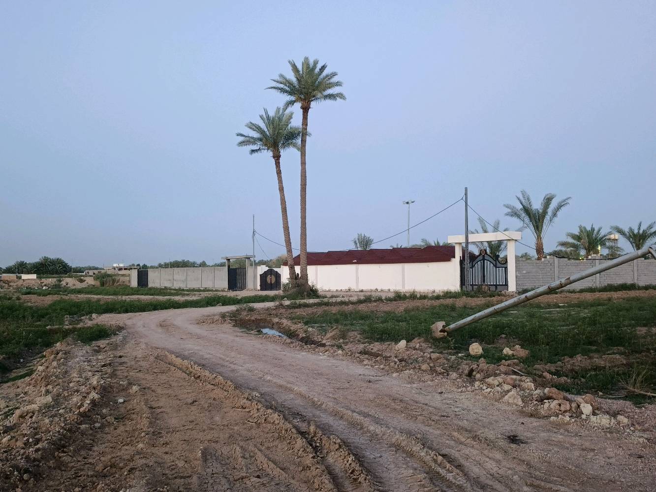 سلام عليكم ارض مزرعه لبيع في الانبار الفلوجه منطقه النعيميه  علي شط مباشر تبليط واصله تبعد عن شارع العام 200متر  كامله مساحه دونمين  تنباع دونم او دونمين ماكو مشكله نزال 165  كاع حلوه ومقلفه حجر  وسياج  مثل ما واضحه كدامكم رقم الهاتف ‏‪***********‬‏
