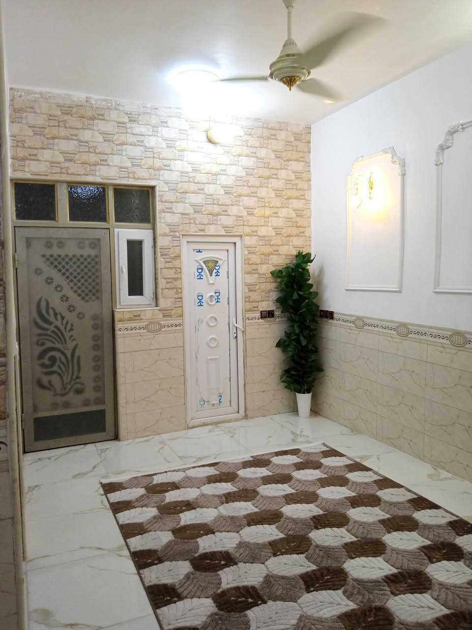 السلام عليكم ... بيت للبيع 38 وبي مجال بسيط منطقة الصدر الثالث مشمول بقرار 320 للتطويب ان شاءالله مكان البيت بين فرع اسواق فدك وبين 17تموز الكوفه سايدين جامع الاحسان وقريب ع سايدين الي يرحن للصناعي مستشفى ابن بلال كل الخدمات متوفره يمه للاستفسار اكثر مراسلة الصفحه او الاتصال ع الرقم *********** وات ساب
