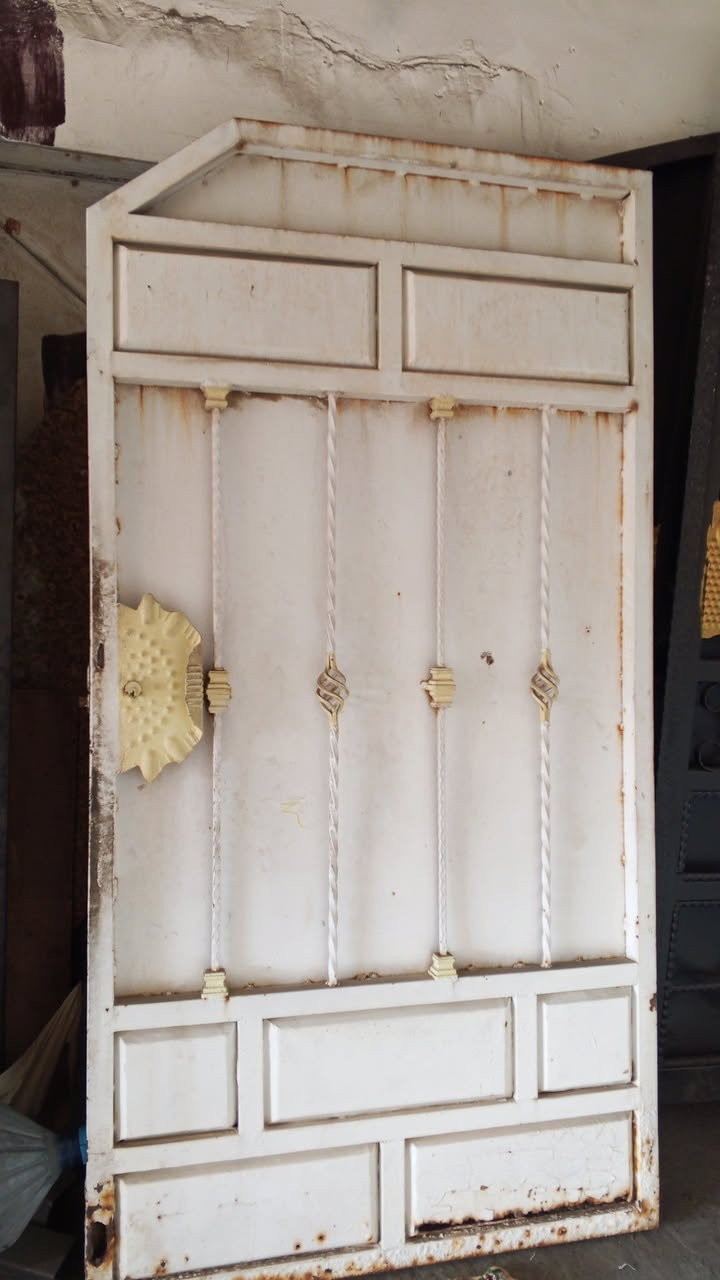 باب اسلايت 3متر للبيع مع الخدمي مالو ابيعا على وضعا هيج سعر165عنوان كركوك حي العروبه ***********
