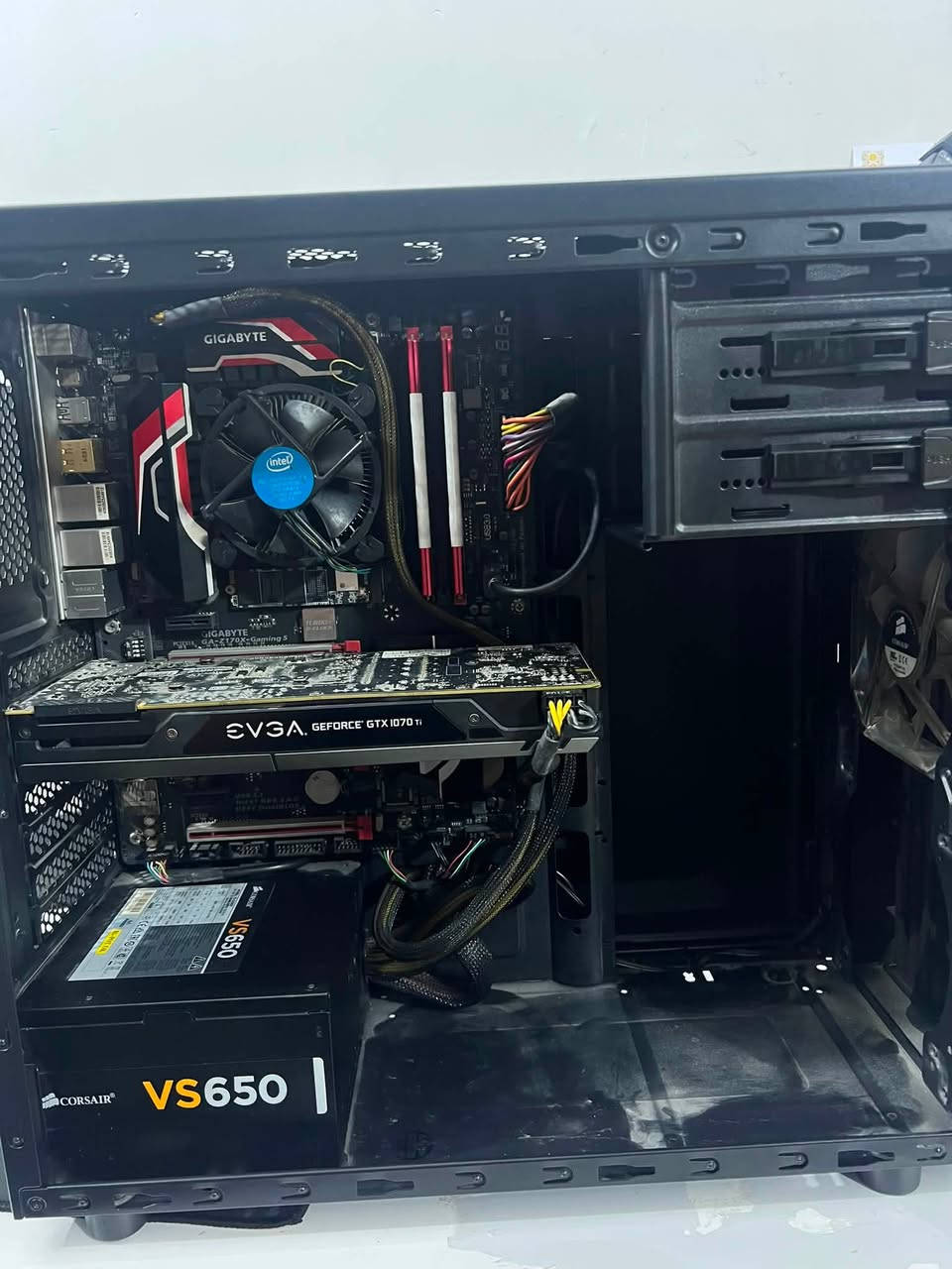 Pc للبيع 
i5 6600
Gtx 1070ti فلوندر ادشن evga
Z170x gaming 5 كيكيابايت 
Ram 16 8*2
M.2 512gb
Power 650watt Corsair 
كيس كورسير 

مكاني نجف توصيل اكو سعر ٤٥٠ 
رقم متواجد واتساب فقط ***********
