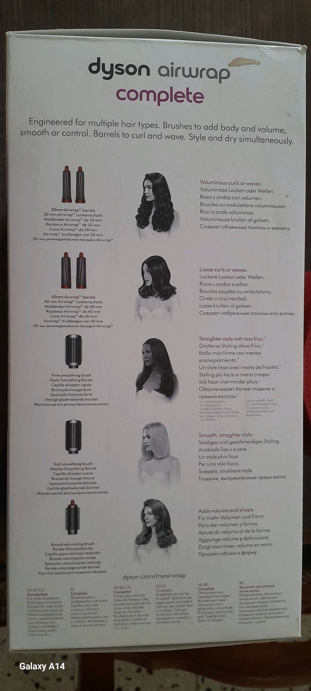 معروض للبيع جهاز دايسون Airwrap Complete بحالة جديدة، مثالي لتصفيف الشعر بجميع أنواعه باستخدام تقنية الهواء Coanda. يأتي في علبة حافظة فاخرة بلون أحمر.

مميزات الجهاز:
- لا يحتاج لاستخدام حرارة بالغة
- يحتوي على قطع متعددة للتمويج، التنعيم، والتجفيف.
- يأتي بمحرك رقمي V9

الجهاز مثالي للمبتدئين والمحترفين على حد سواء، ويجمع بين سهولة الاستخدام ونتائج صالونية احترافية.