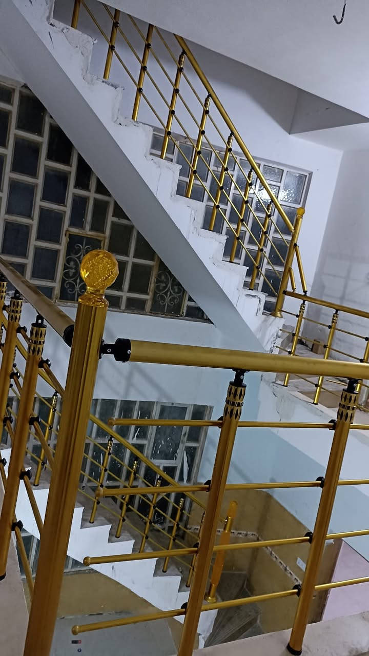إليكم جانباً من أعمالنا الأخيرة في تركيب محجرات الألمنيوم والـ PVC.. شوفوا التفاصيل والدقة بالعمل. بـ "الفاخر للألمنيوم"، درج بيتكم راح يتحول لقطعة فنية تبيض الوجه.
​✅ شغلنا يتميز بـ:
​مواد أصلية ومقاومة للزمن.
​دقة عالية بالتركيب والقياسات.
​أسعارنا تنافسية وتناسب الجميع.
​ضمان لمدة 5 سنوات.. لأننا نثق بمتانة شغلنا!
​خدمة التوصيل والتركيب: نجيك لأي مكان، داخل النجف وأيضاً خارج النجف.. وين ما تكون، حنا نوصلك!
***********
