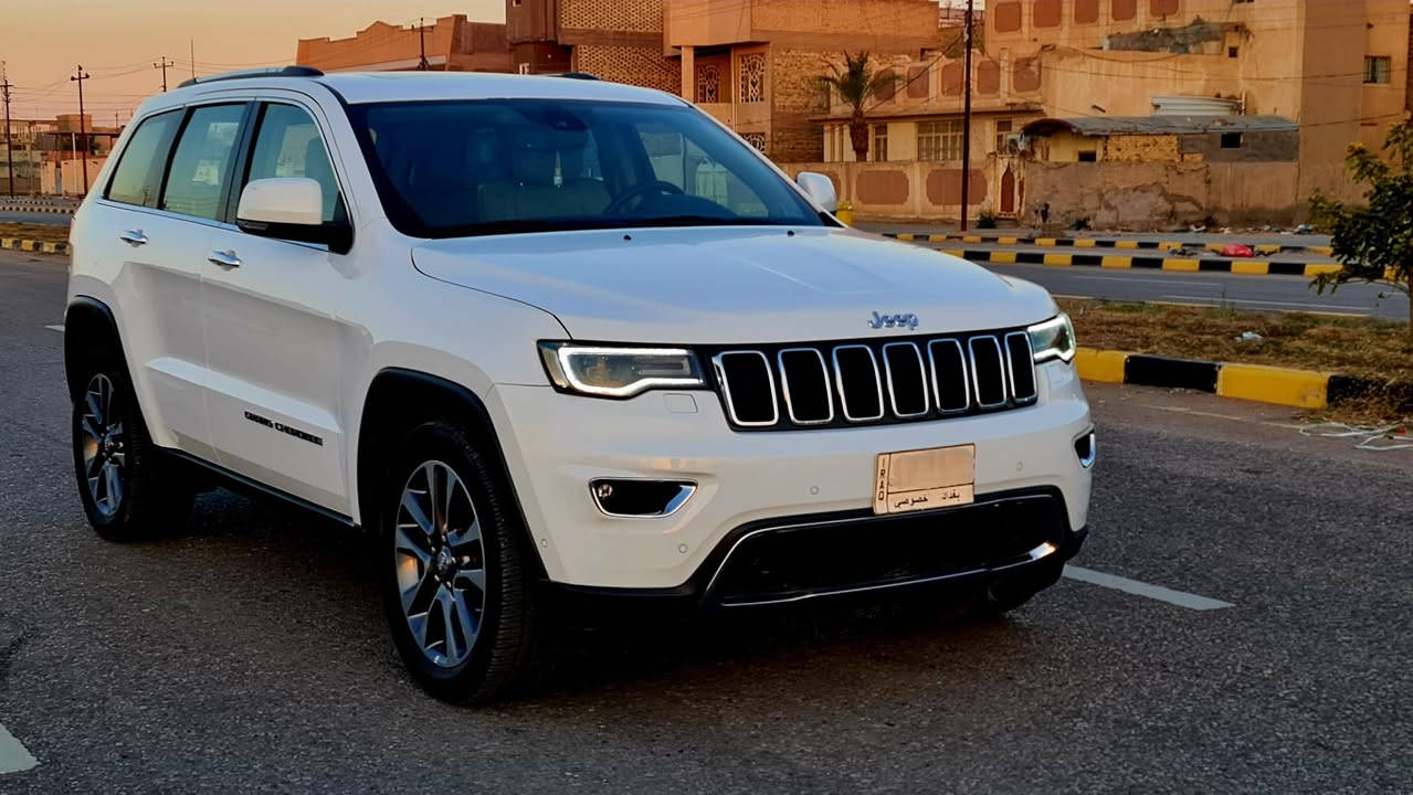 بيع مستعجل جيب 18 فول مواصفات كفالة عامة 
جيب كراند شيروكي (خليجي) لمتد بلاس 
الموديل : 2018
المحرك : V6 3.6L
الرقم : بغداد بأسمي تحويل مباشر 
الضرر : مكفولة كفالة عامة
المواصفات :
* ﻿﻿تشغيل عن بعد .
* ﻿﻿دفع رباعي 4x4 .
* ويل قياس 20 .
* ثلاث شاشات .
* ﻿﻿سقف بانوراما .
* دبل جام . 
* بصمة مع دخول ذكي .
* دخول سهل للسائق .
* نظام تشغيل واطفاء اوتماتيكي للمحرك .
* ﻿﻿فرش المقاعد من الجلد .
* ﻿﻿المقاعد الأمامية كهربائية مع وسادة ظهر .
* ﻿﻿ذاكرة لحفظ وضعيات الجلوس .
* ﻿﻿المقاعد الأمامية تدفئة وتبريد .
* ﻿﻿المقاعد الخلفية تدفئة .
* ضبط الستيرن كهربائي .
* ﻿﻿تدفئة ستيرن .
* تبريد قطعتين مع مناخ منفصل .
* ﻿﻿شاشة 8.4 انج .
* ابل كاربلي واندرويد اوتو .
* ﻿﻿نظام الملاحة (GPS) .
* نظام قياس ضغط الإطارات . 
* اربع وضعيات قيادة للطرق الوعرة .
* وضع القيادة الرياضي SPORT .
* وضع القيادة الاقتصادي ECO .
* ﻿﻿نظام خاص للطرق الوعرة .
* ﻿﻿المصابيح الأمامية متفاعلة مع LED نهاري .
* ﻿﻿كشافات الضباب زنون .
* ﻿﻿صندوق كهربائي .
* ﻿﻿حساسات أمامية .
* ﻿﻿حساسات خلفية .
* ﻿﻿كاميرا خلفية متفاعلة .
* ﻿﻿بخاخ ماء لتنظيف المصابيح الامامية .
* ﻿﻿مرايا جانبية ووسطية بخاصية التعتيم الذاتي .
* ﻿﻿مرايا جانبية مع هيتر .
* مرايا جانبية قابلة للطي كهربائياً .
* ﻿﻿مثبت سرعة .
* ﻿﻿نظام بريك اوتماتيكي .
* حقيبة العدة الاصلية والأسعافات الاولية .
* ريموت تحكم وسماعات هيدفون خاصة بالسيارة .
- تخم تايرات جديد
- حدادية اصلية كاملة جديدة
- ماشية 96 الف كيلو متر 
- السعر 250 ورقة
- مكان السيارة النجف الأشرف
ملاحظة : السيارة جاهزة وبأحسن حال ولا تحتاج الى اي مصرف لأن معتني بيها الى اقصى حد من ناحية الصيانة الدورية
للتواصل : ***********
