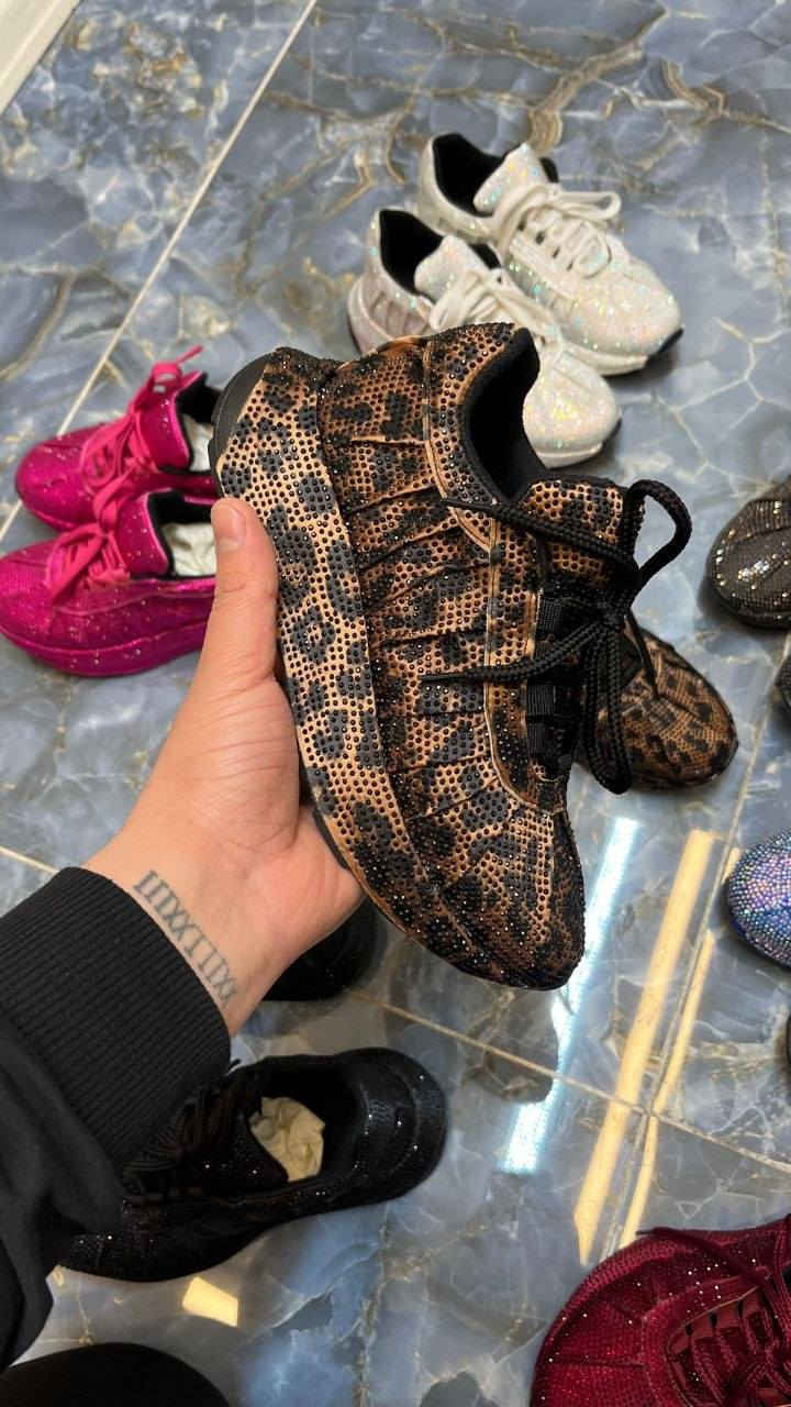 diamond sport shoes for women 
أحذية نسائية سبور رباط مرصعة بالألماس أرضية مرتفعة قليلاً خفيفة الوزن مريحة متوفر بجميع الألوان حسب الطلب جودة عالية صناعة تركية للبيع بالجملة 
#nayashoesmoda_sneakers_diamond#


**إذا كنت صاحب هذا الإعلان وتريد حذفه لأي سبب، رجاءا أرسل رسالة إلى الدعم الفني**