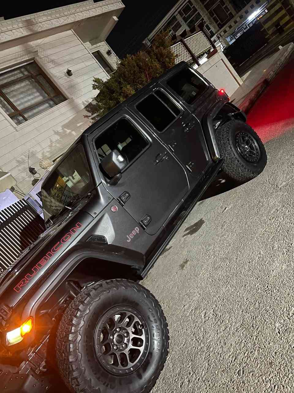 جيب رانگلر موديل 2021 فئة ريبيكون ومحدث كامل تحديث 392 محرك v4  2.0T فورويل  كير اوتوماتك 
 ((السياره كلين  كلشي ع الفحص السيارة تحديث كامل و جماليات و كماليات السيارة معلايه و تايرات و وياله مميز 
سقف كامل تنفتح بانوراما مكشوف ومحرك و كير و كهربائيات و اكسل و كلشي بشرط الفحص برغي ممفتوح

السعر 275 ( ترهم مراوس حسب القناعه ) 

الرقم مو ويه السياره انطي غير رقم للمشتري 
عنوان السياره بغداد    
.
***********
