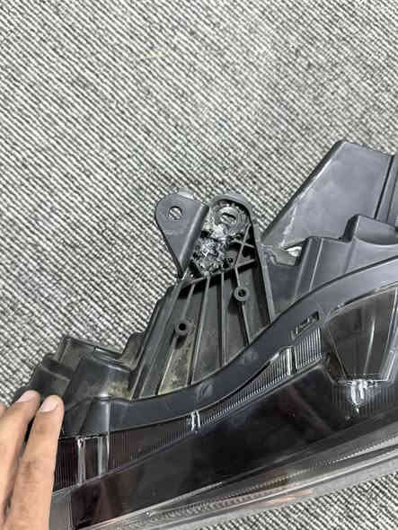 لايت سنترا sr 23 جهة السايق 
السعر ٣ اوراق 
اصلي مو تجاري 
واسط الكوت 
***********
