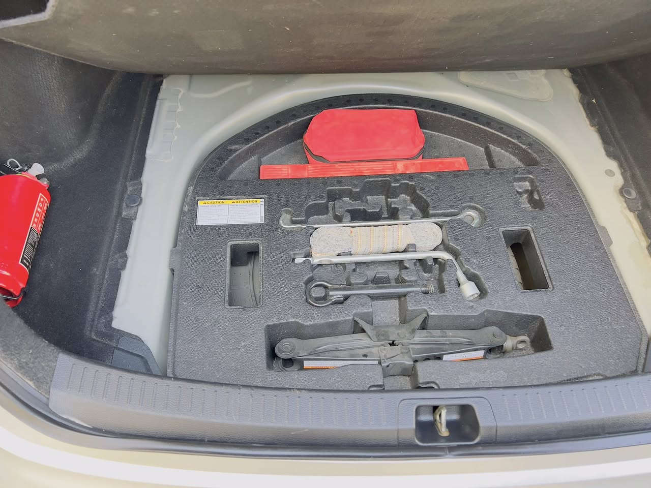 كورلا 20 سلفررقم سليمانية باسمي حادثها بالخارج دعامية حادثها عندي بارد بسيط بالجاملغ  والباب جوه المرايه مال السكن يعني شبر جاملغ شبر باب جديده كلش السياره ملاحظه سيارتي الشخصيه صار سنوات عندي سعرها 163 للاتصال ***********
