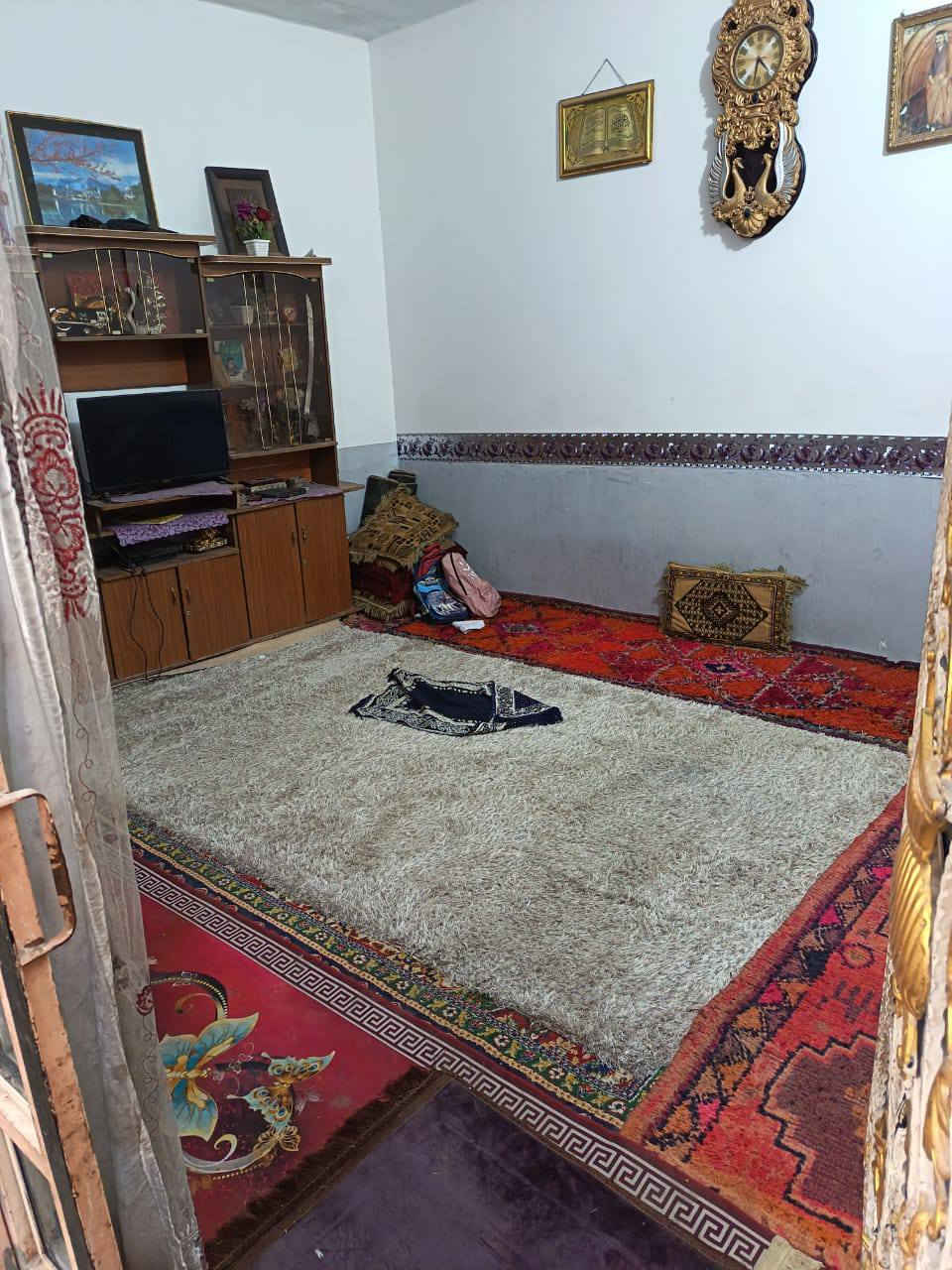 دار للبيع  او مراوس حسب القناعه مساحه 220 متر شارع المطار شارع اسواق فدك قرب مدرسه ذكر الحكيم يحتوي الدار على غرف اثنين استقبال صاله مطبخ صحيات عدد ثلاثه مكاشيف اثنين ساحات اثنين بناء بلوك اساس تجعيب بيت مرتب بناء جديدجديد للاستفسار اتصال***********سعر38
