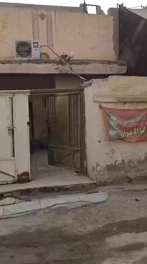 السلام عليكم 
🏠بيت للبيع 🏠
في حي الشهداء الاول خلف مركز الشرطة الشرقي📍
 الفرع قبل الاخير  ٢٠٠م طابو كونكريت ♦️مسلح البناء قديم
♦️البيت مقسم ٣ اقسام  غرفتين ♦️وصاله واستقبال وصحيات. الطابق ♦️الثاني  بناء متكامل غرفه واستقبال ♦️ومطبخ وصاله وصحيات بناء جديد ♦️الطابق الثاني نظافة البيت الارضي ♦️كما ماموضح بالفيديو 
♦️السعر 85 
للاستفسار مكتب الحي للعقارات والمقاولات العامه  
☎️***********
