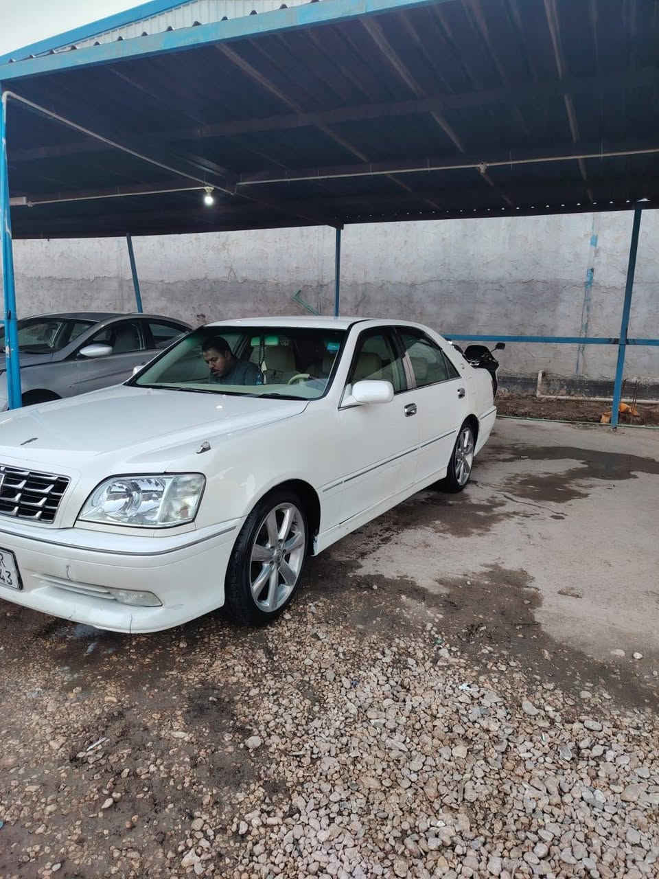 السياره ملكه للبيع
موديل ٩٩ 
شاصي ٧٥
ديفور الكبير
اربع دكم
داخل جلد بيجي 
تبريد خلفي 
ثلاجه 
كامره 
بلاتوث
لايت زنون
الون ابيض صدفي 
رقم انكليزي صلاح الدين 
تريد مداور تريد وكاله 
سنويه تسقط شهر ١٢/ ٢٠٣٠
السعر ١٤٥ وبيها مجال بسيط 
مكان السياره بابل القاسم ع
رقم الهاتف ***********
