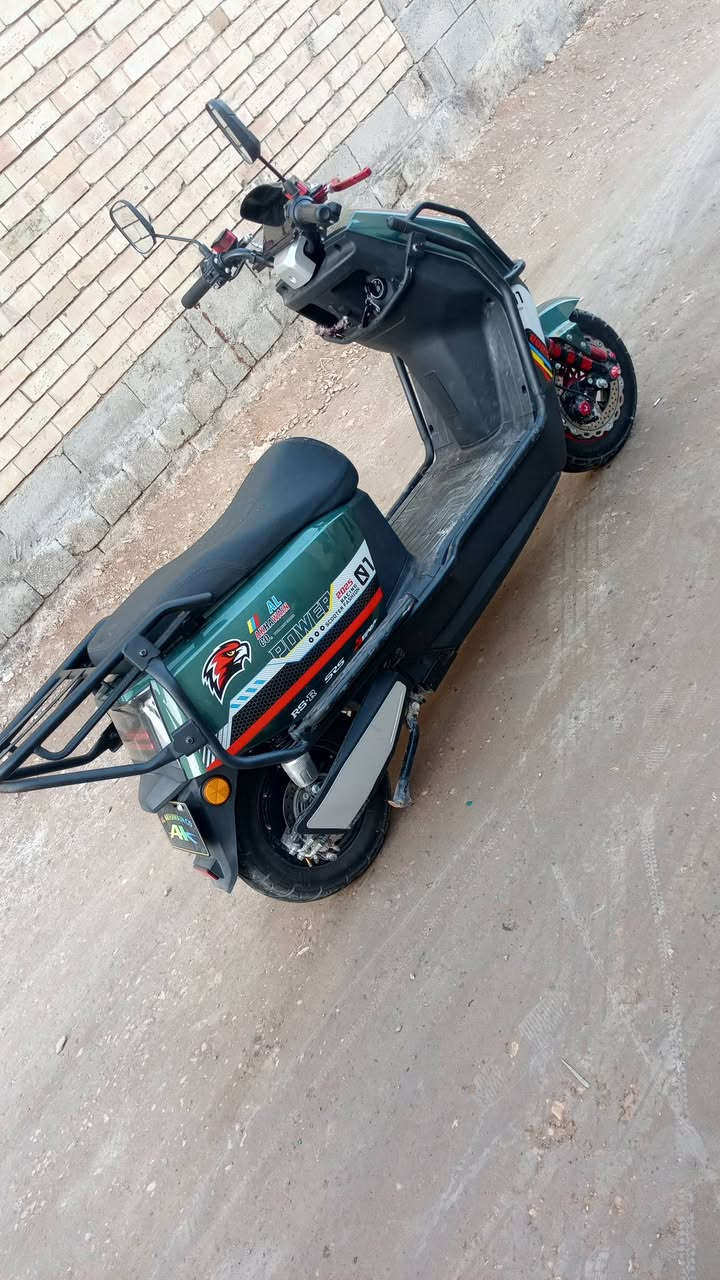 سلام عليكم دراجه شحن  للبيع 6 بطاريات صار شهرين من مشدوده ***********

