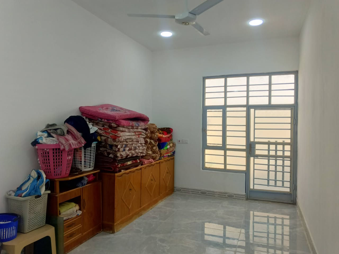 بيت للبيع صار سبوعين من كعدت بي بعده لجديد مساحت لبيت 230 واجهيه 8 ونزال 29 صنف لرض طابو زراعي سند 25 بسمي محول مكاني ديالى بعقوبه ام لعصام عل سده سعر خابر ودلل رقمي *********** رجان لشراي يخبرني مو بتعاليق
