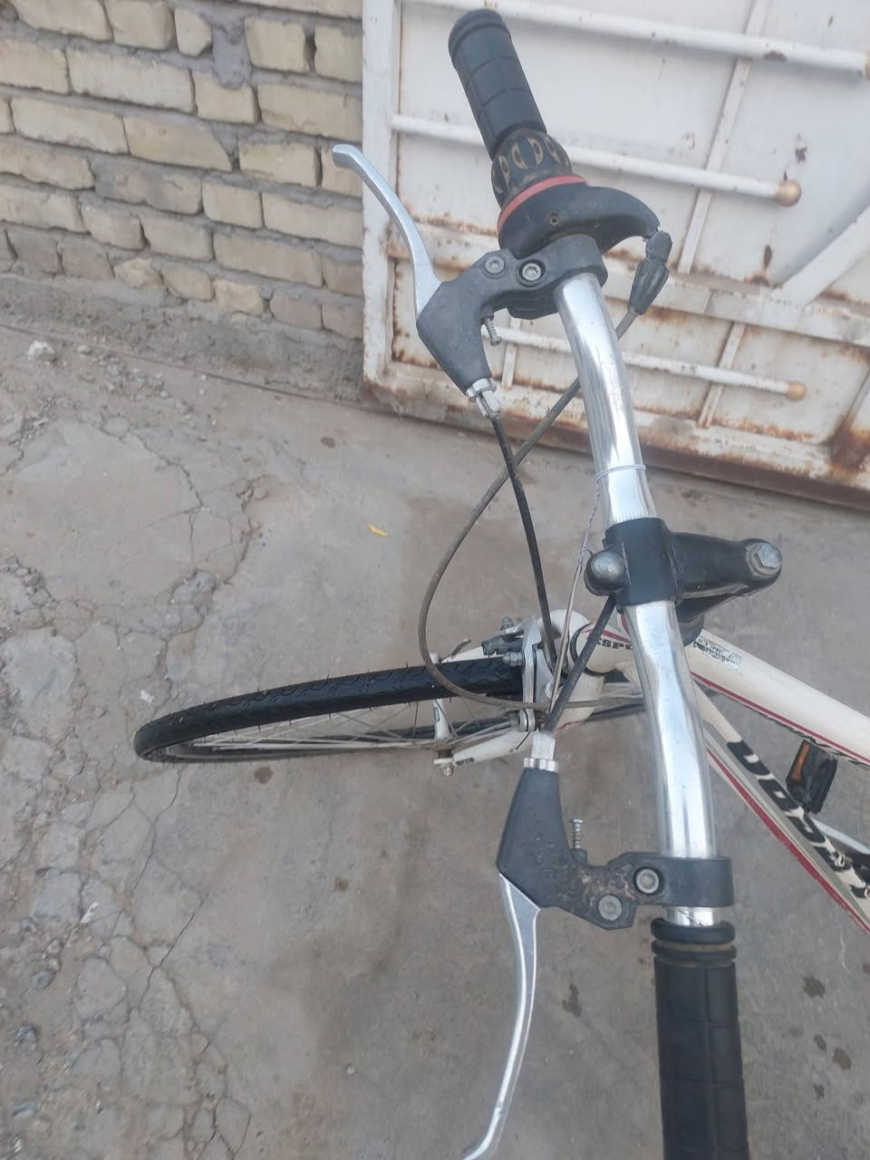 السلام عليكم 
C 700
نظيف نظافه ٨٠ بالميه 
كامل من كا النواحي 
***********
السعر ٨٠ الف شهداء البياع
