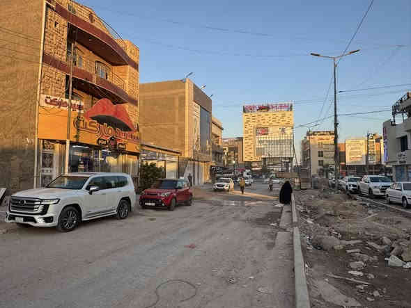 #بنايه- تجاري 
للبيع طابو صرف 200م واجه 10م نزال 20م 

طابقين الطابق الاول مكاتب عدد 2 مع قاعه مفتوحه ومطبخ مع مجمع صحي

الطابق الثاني شقق عدد 2
الشقه الاولى تحتوي ع 3 غرف نوم  هول مجمع صحي
الشقه الثانيه غرفتين هول مجمع صحي مع مطبخ
———————————————
الموقع مدخل شارع الحسينيه بالبدايه تبعد ع شارع 60 
70م
——————————————-
لمعرفة باقي التفاصيل يرجى الأتصال 
مكتب أملاك بابل للعقار
كرامه شارعً الضريبه مقابل التخطيط العمراني 
***********
