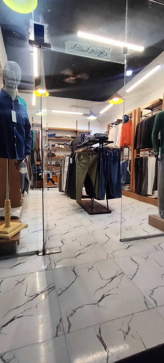 محل ملابس للبيع بصرة كرمة علي ناحية مقابل حسينية ابو بصيري كامل من كلشي ديكور  كما موضح بصورة سعره 8 وقابل لتفواض  طريقة الدفع كاش كامل او تقصيد من دفعتين الى 3 دفعات لتسهيل الأمر  
لتواصل *********** 
سبب البيع لعدم تفرغ
