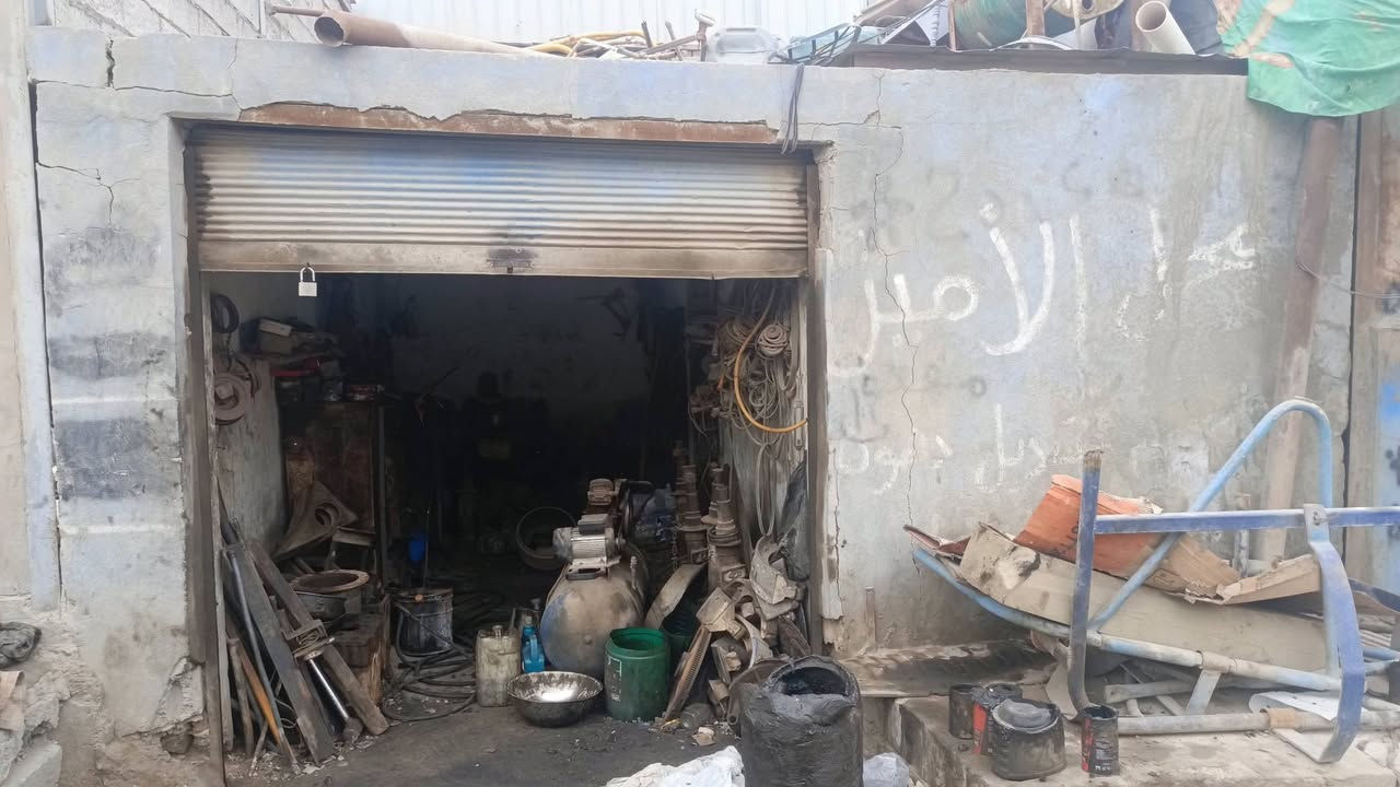 السلام عليكم محلات 2 للبيع المكان حي الصناعي خلف محطة الكهرباء قرب اهل المنشآت الحتركن مساحة الواحد منهم 30 متر سعر 20 سر قفلية وللستفسار اكثر اتصل ***********
