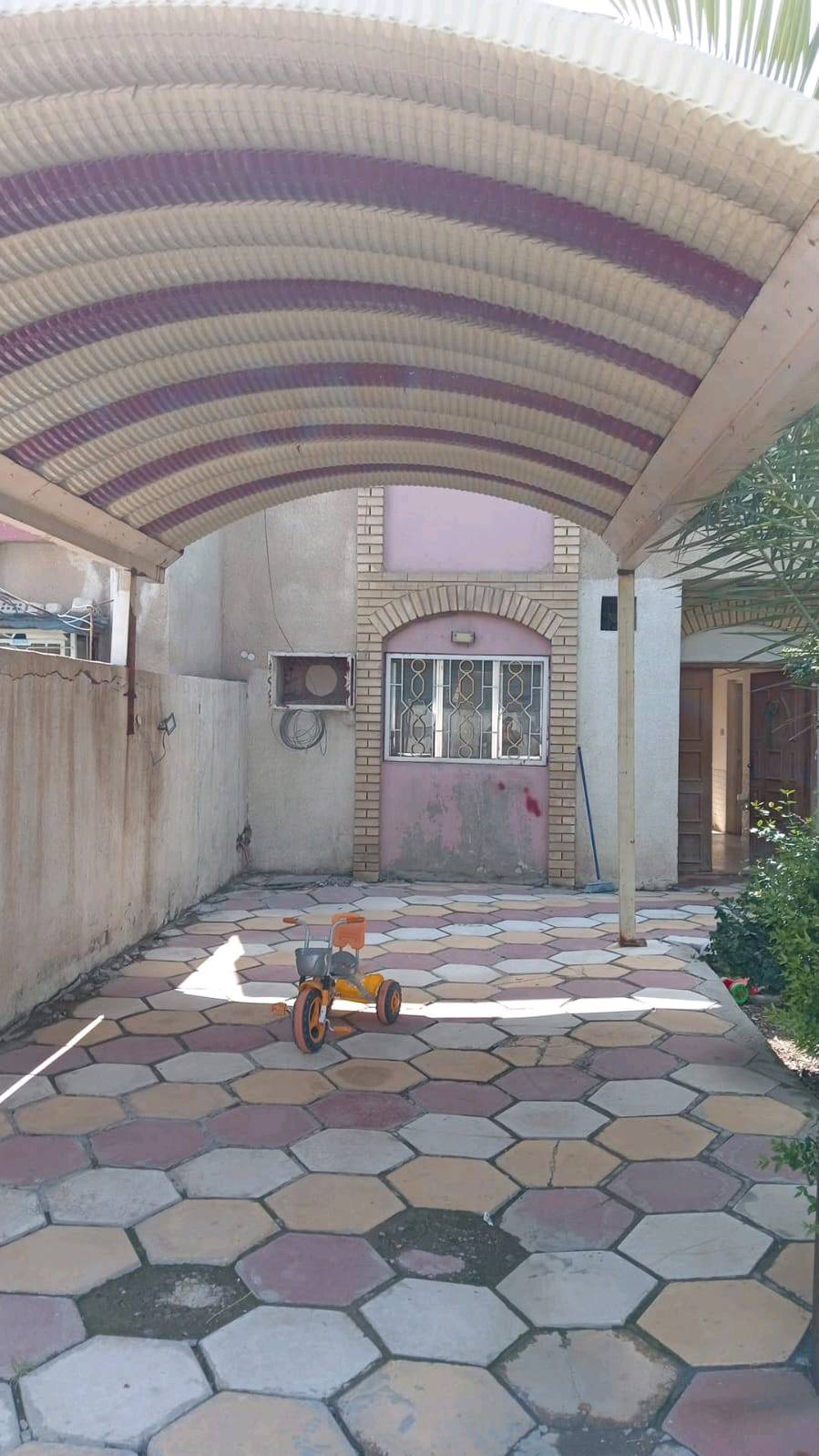 بيت للبيع في حي الجهاد مساحة 250 متر حديقه استقبال مطبخ غرفه بلاخير حمامات عدد2 وترك فوك غرفتين وسطح بيت ذوي الشهداء وزارة الاعمار والاسكان باقي. بس تميلك سعر 375مليون وبيه مجال الاستفسار اتصال على الرقم ***********