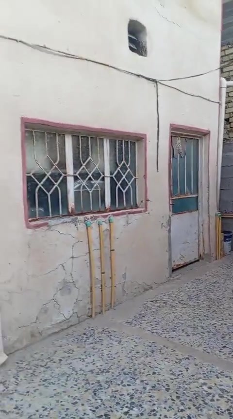 بيت للبيع ٢٤٠ متر بحي الصادق يم جامع ال هجام للتواصل على هذا الرقم ***********
