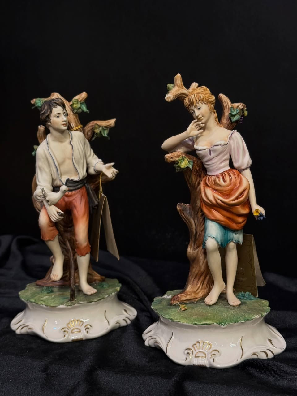 روائع النابولي الايطالي روميو و جولييت 

في ASURA HOUSE 
ننتقي القطع بأعلى معايير الذوق ، ونقدمها لك كأفضل صفقة بقيمة تكسر حاجز السعر و تحترم ذكائك.

لا ننتقي مجرد تحف، بل نستحضر قصصاً من عصور مضت وجمالاً لا يشيخ. 
تُطل علينا هذه القطع من روائع النابولي الايطالي  عمل يدوي من البورسلين الفاخر  بتفاصيلها المذهلة،
صُنعت لتكون إرثاً يتناقله الذواقون.
• الحالة: ممتازه نظيف جدا مع الليبل خالية من اي ضرر.

• للاستفسار: عبر الرسائل الخاصة (DM).

..
#انتيك #تحف #فنتج #vintage #antique


**إذا كنت صاحب هذا الإعلان وتريد حذفه لأي سبب، رجاءا أرسل رسالة إلى الدعم الفني**