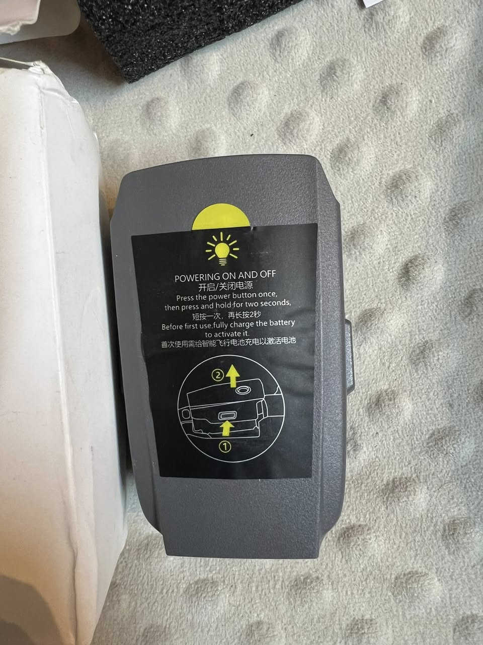 هذه علبة بطارية الطيران الذكية (Intelligent Flight Battery) المخصصة لطائرة الدرون DJI Mavic 2 (المتوافقة مع إصدارات Pro و Zoom).المواصفات الفنية الرئيسية للبطارية:سعة البطارية: 3850 مللي أمبير (3850 mAh).وقت الطيران: يمنحك مدة طيران تصل إلى 31 دقيقة كحد أقصى في ظروف الطيران المثالية.نوع البطارية: بطارية ليثيوم بوليمر رباعية الخلايا (LiPo 4S).الجهد الكهربائي: 15.4 فولت.الطاقة الإجمالية: 59.29 واط في الساعة (Wh).مميزات إضافية:نظام إدارة ذكي: تحتوي البطارية على نظام مدمج (BMS) يقوم بمراقبة حالتها وعرض مستويات الطاقة والحرارة في الوقت الفعلي عبر تطبيق الطيران.حماية تلقائية: تتميز بخاصية التفريغ الذاتي الآمن عند التخزين لحماية الخلايا من التلف، بالإضافة إلى الحماية من الشحن الزائد والتفريغ المفرط.


**إذا كنت صاحب هذا الإعلان وتريد حذفه لأي سبب، رجاءا أرسل رسالة إلى الدعم الفني**