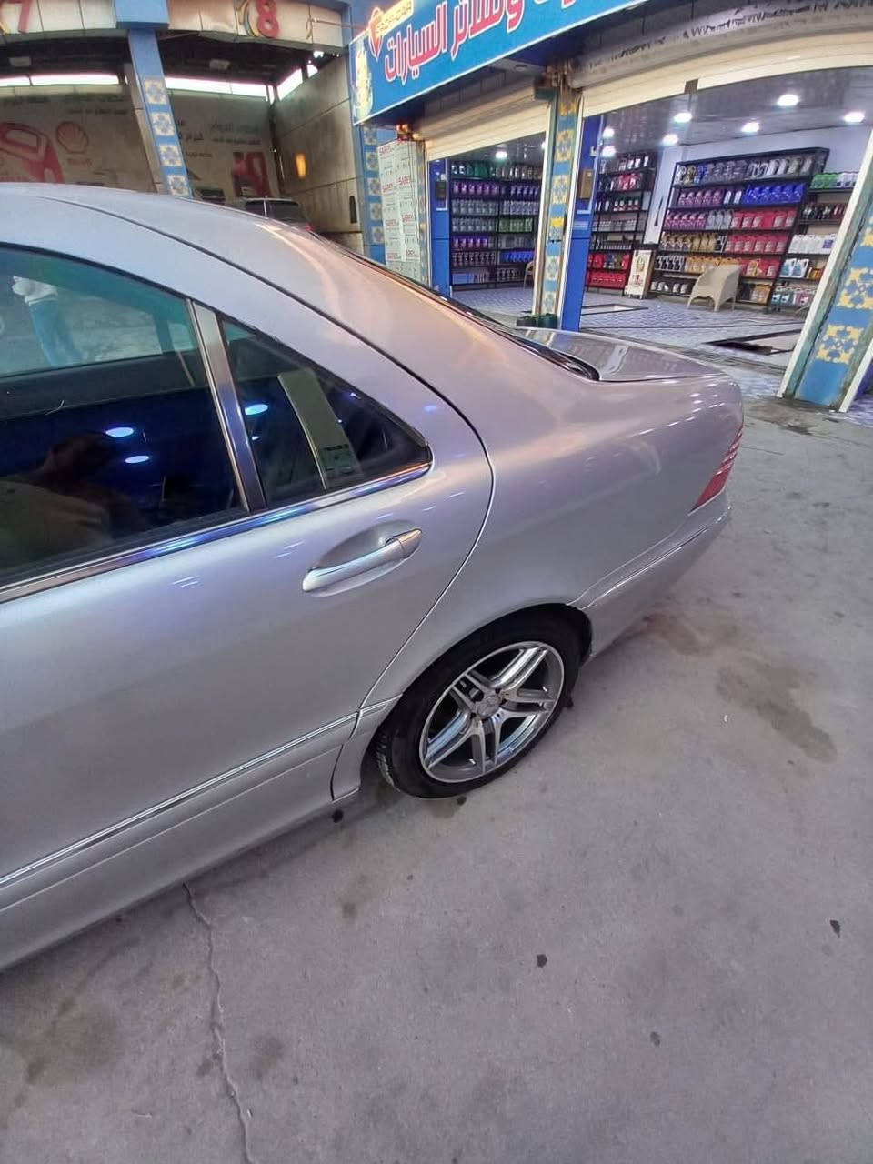 للبيع ملكة الخطوط (مرسيدس غواصة - لارج) بنظافة مميزة
بسم الله ما شاء الله.. بارك الله للبائع والمشتري
للبيع مرسيدس غواصة (S-Class) موديل 2001، الحجم المرغوب (لارج - باب طويل)، سيارة مال بيت ونظيفة جداً.
المواصفات والتفاصيل:
• المحرك: 8 سلندر (V8) نشط جداً وبحالة ممتازة.
• الحجم: لارج (Large) الباب الطويل، قمة في الراحة والرحابة.
• النظافة الخارجية: السيارة مصبوغة "عام" لغرض الجمالية وتجديد اللون (بدون حوادث)، اللون يلمع والبدن مرتب جداً.
• المواصفات الداخلية: فول مواصفات (Top Clean).
• النظام: جوبلسات (نظام التعليق) شغالة وبحالة ممتازة.
• الكشنات: جلد أصلي، تدفئة وتبريد (شغال)، تحكم كهربائي كامل.
• التبريد: ثلج ما شاء الله (نظام منفصل).
• الإضافات: حدادية جديدة، تخم تاير جيد جداً، سنوية مجددة والرقم.  بصره الدولي).
السيارة جاهزة للنمرة، لا تحتاج لأي مصاريف، ومناسبة جداً للشخص الذي يبحث عن الفخامة والراحة.
• السعر: (90$) وعيوني للشراي الطيب بيه مجال بسيط.
• مكان التواجد: (بغداد).
• للتواصل والاستفسار: (***********).
