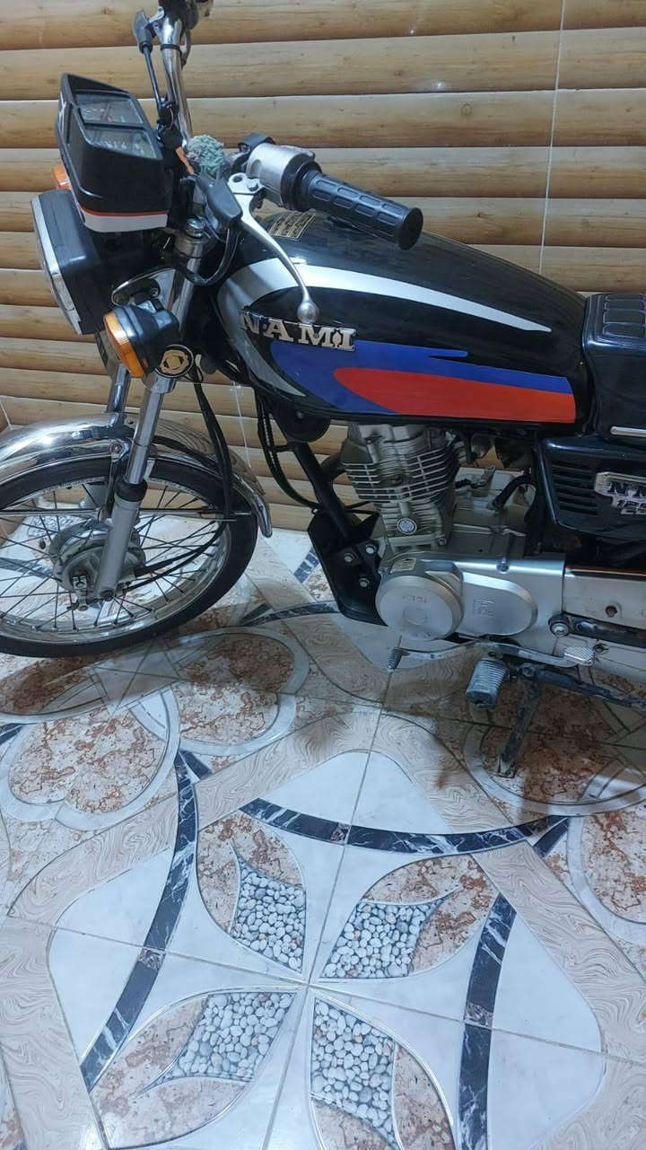 سلام عليكم دراجه للبيع جديده ما ناقص منها برغي محرك ما مفتوح برغي منه رقم وسنويه سعره {واحد و900} وبيه مجال المكان الكرنه بني منصور اتصل على هذا الرقم 
{***********}{🏍🔥}
