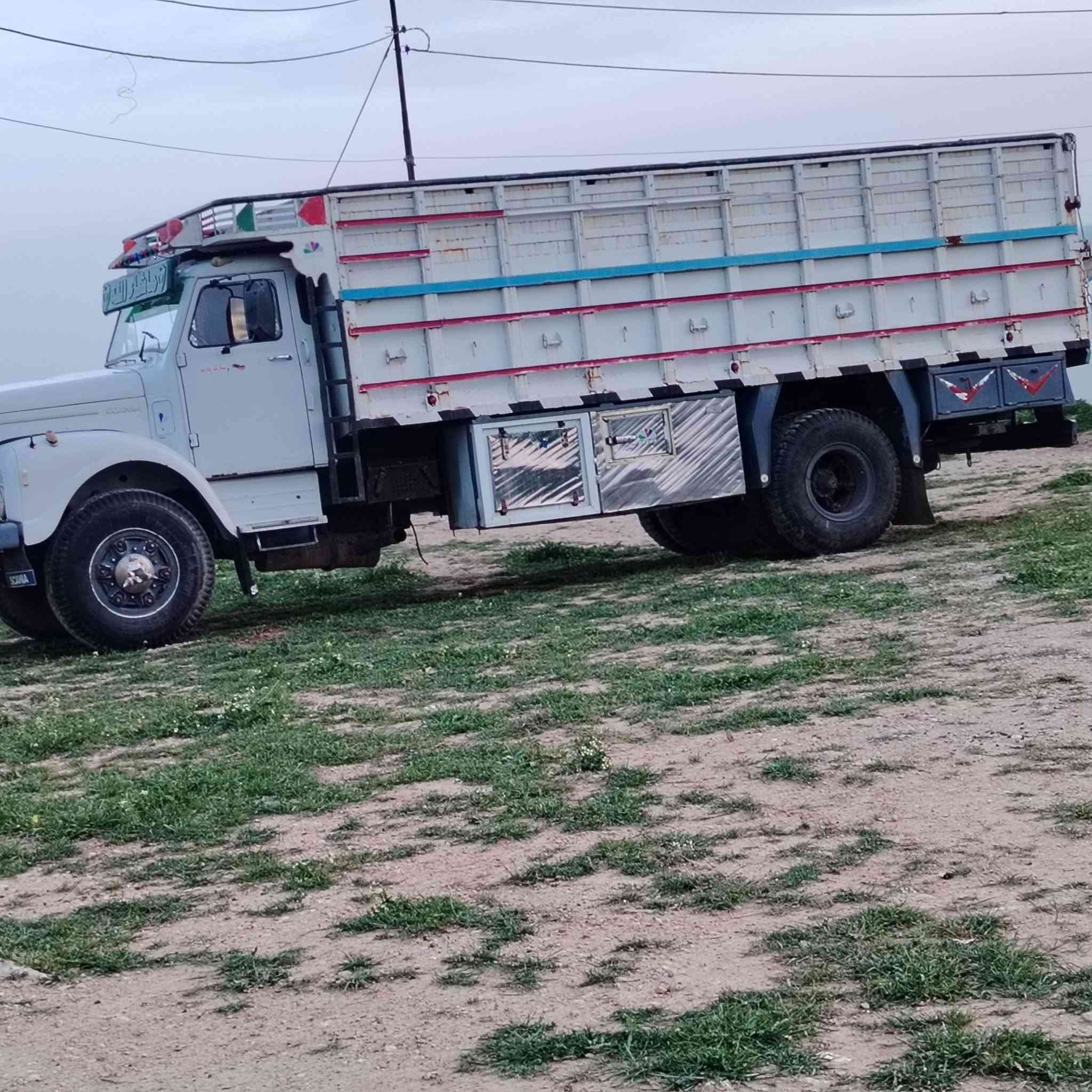 سكانيا موديل 82 سوبر  العنوان ناحية المحلبية   تواير اخو الجديد السعر 25 وبيها مجال الشراي ا لا مو شراي لايتصل رقم الهاتف ***********
