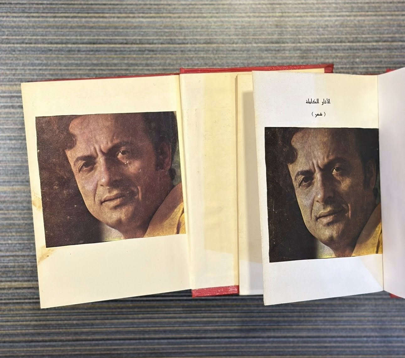 الآثار الكاملة جزئين
أدونيس
طبعة دار العودة / بيروت 1971 
حالة الكتاب ممتازة جداً 

مثلما يرسمُه الموتُ: 
احتضارٌ أو نزيفْ
زمنٌ يخرجُ من قارورةِ الجَبْرِ 
ومِن كفِّ القضاءْ
زمنُ التّيه الذي يَرْتَجلُ الوقتَ ويجترّ الهواءْ،
كيفَ، من أينَ لكم أن تعرفوهْ؟
قاتِلٌ ليس له وجْهٌ / له كلُّ الوجوهْ...


**إذا كنت صاحب هذا الإعلان وتريد حذفه لأي سبب، رجاءا أرسل رسالة إلى الدعم الفني**