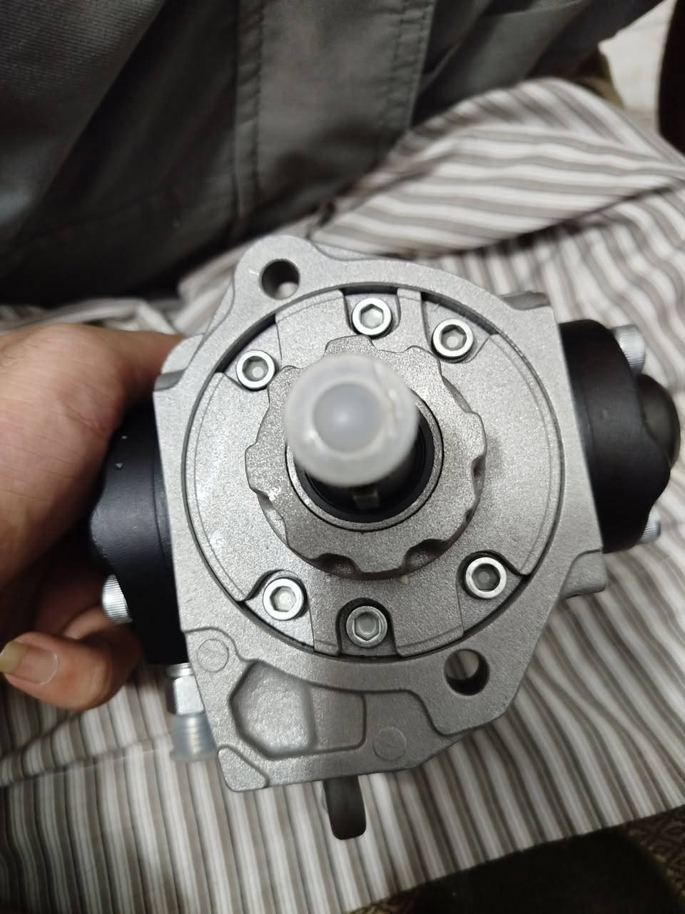 الشركة المصنعة: تويوتا (تقديري عام)

اسم المنتج: مضخة وقود ديزل كهربائية

وصف المنتج: هذه مضخة وقود ديزل كهربائية تُستخدم في سيارات الديزل الحديثة لضخ الوقود من الخزان إلى المحرك بسرعة وكفاءة ثابتة. تضم مداخل كهربائية للتحكم وتعمل بالتزامن مع وحدة التحكم ECU لتحسين استهلاك الوقود. عادة ما تكون هذه المضخة جزء أساسي في أنظمة حقن الديزل الحديثة Common rail وتساعد في الحفاظ على ضغط الوقود المطلوب، مما يضمن تأدية المحرك بكفاءة عالية وانخفاض انبعاثات العادم. تناسب العديد من السيارات اليابانية خصوصاً تويوتا وهيلوكس وغيرها حسب الرقم أو الشكل الموجود.

سنة الصنع: 2022

مميزات المنتج:
- تدفق وقود ثابت وفعال
- تحكم كهربائي متكامل
- ملائمة لمحركات ديزل حديثة

#sadeek_the_bot

#مضخة_ديزل, #قطع_غيار_سيارات, #تويوتا

#مضخة وقود ديزل كهربائية


**إذا كنت صاحب هذا الإعلان وتريد حذفه لأي سبب، رجاءا أرسل رسالة إلى الدعم الفني**