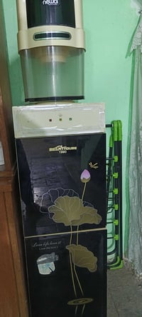 ثلاجة تبريد ماء شغاله نظيفه سعر 75  07722971956